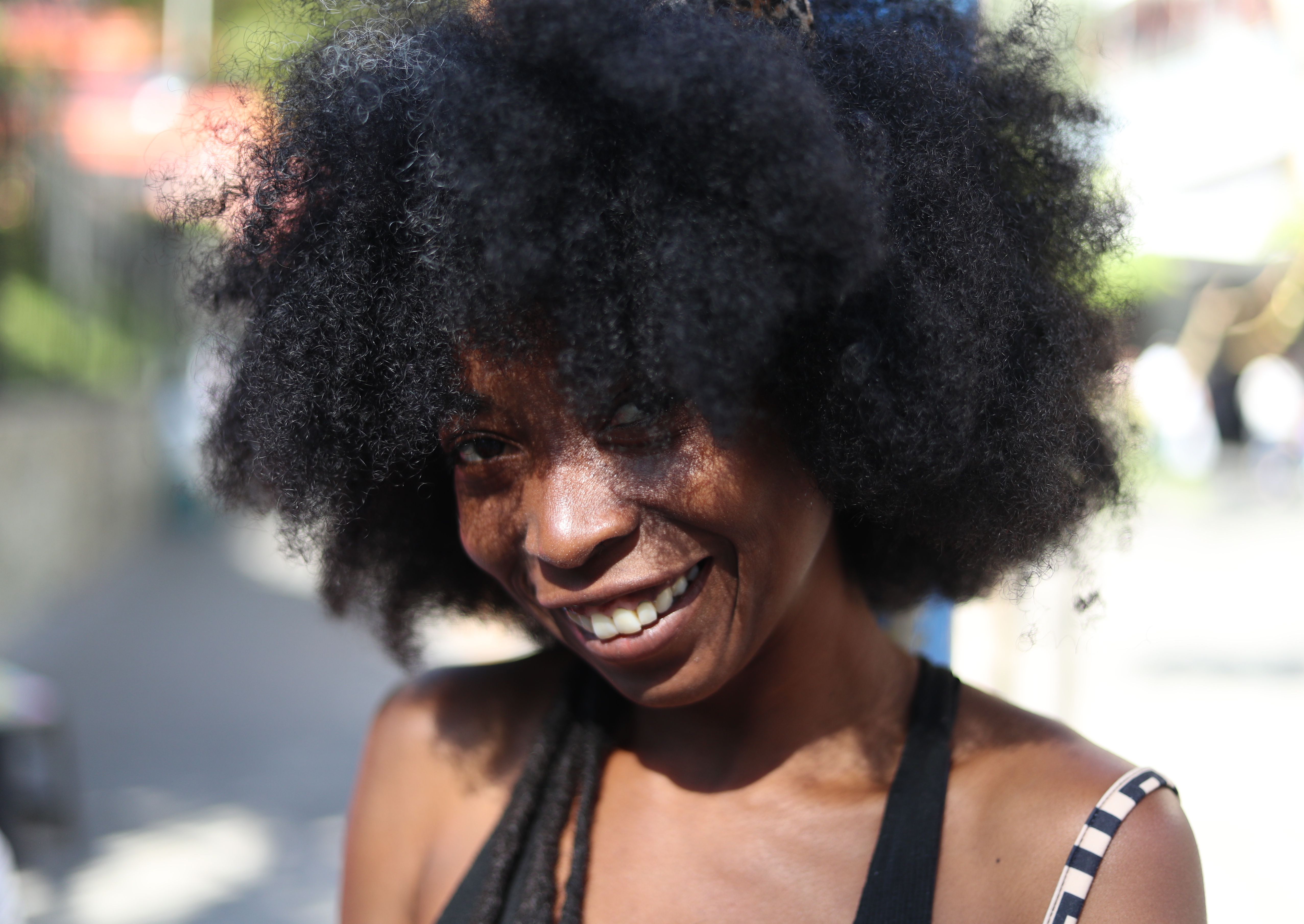 Berta Gamboa, aprendió a trenzar pelo cuando tenia seis años de edad y recuerda como su abuelita le ofreció su cabecita para practicar. Abandonó su vivienda en Livingston a los 16 años por falta de oportunidades de trabajo y la situación económica de su familia. Gamboa cursó hasta primero básico y espera retomarlo en el futuro. Actualmente, continúa trenzando pelo y vendiendo ropa. (Foto Prensa Libre: Esbin García)