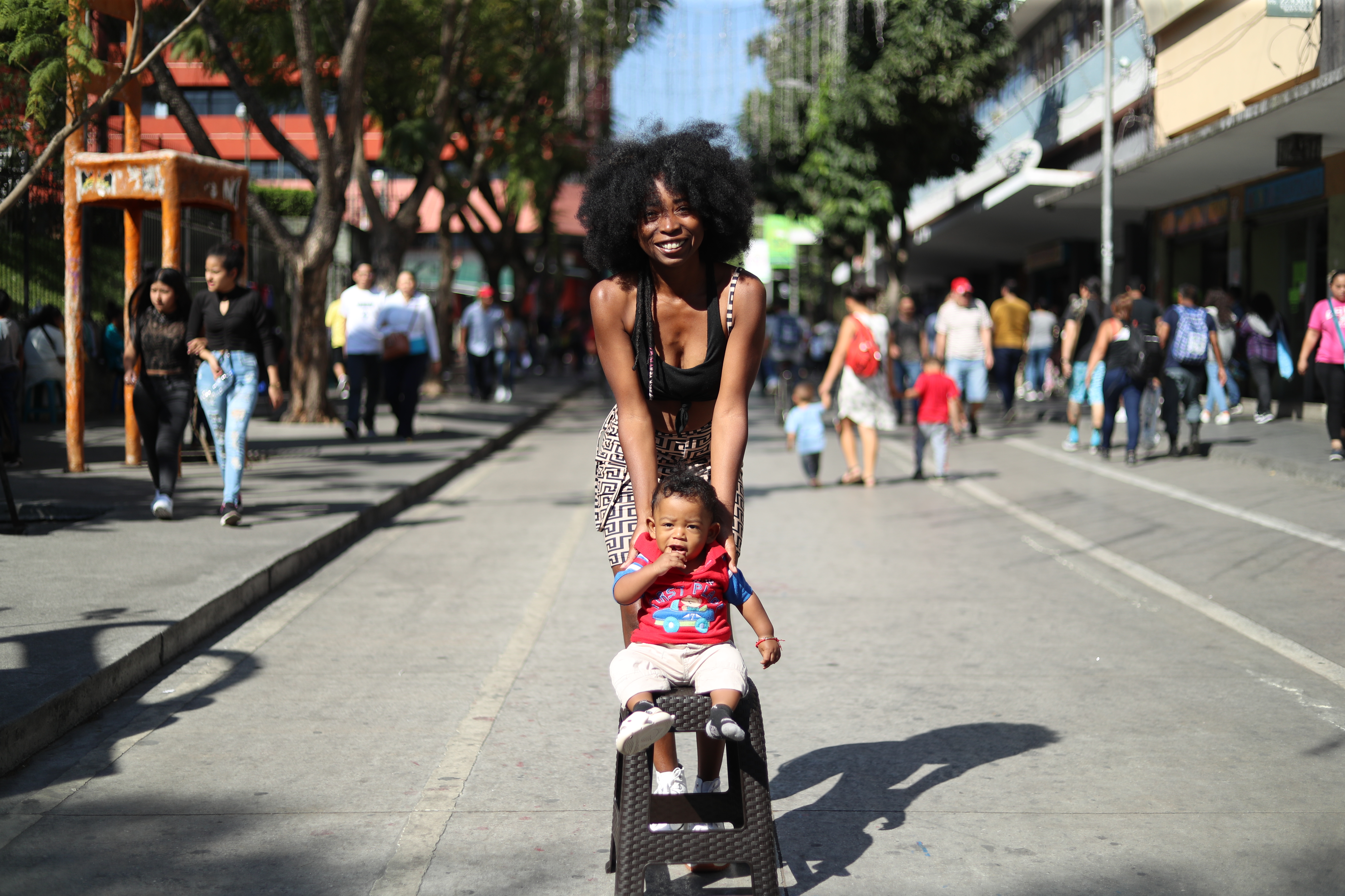 Berta Gamboa se distingue por su pelo afro, tiene cuatro hijos, emigró desde Izabal a la capital a los 14 años. Junto a sus hermanas se dedica a trenzar el pelo a peatones que visitan el Paseo de la Sexta en el Centro Histórico de la zona uno. (Foto Prensa Libre: Esbin García)