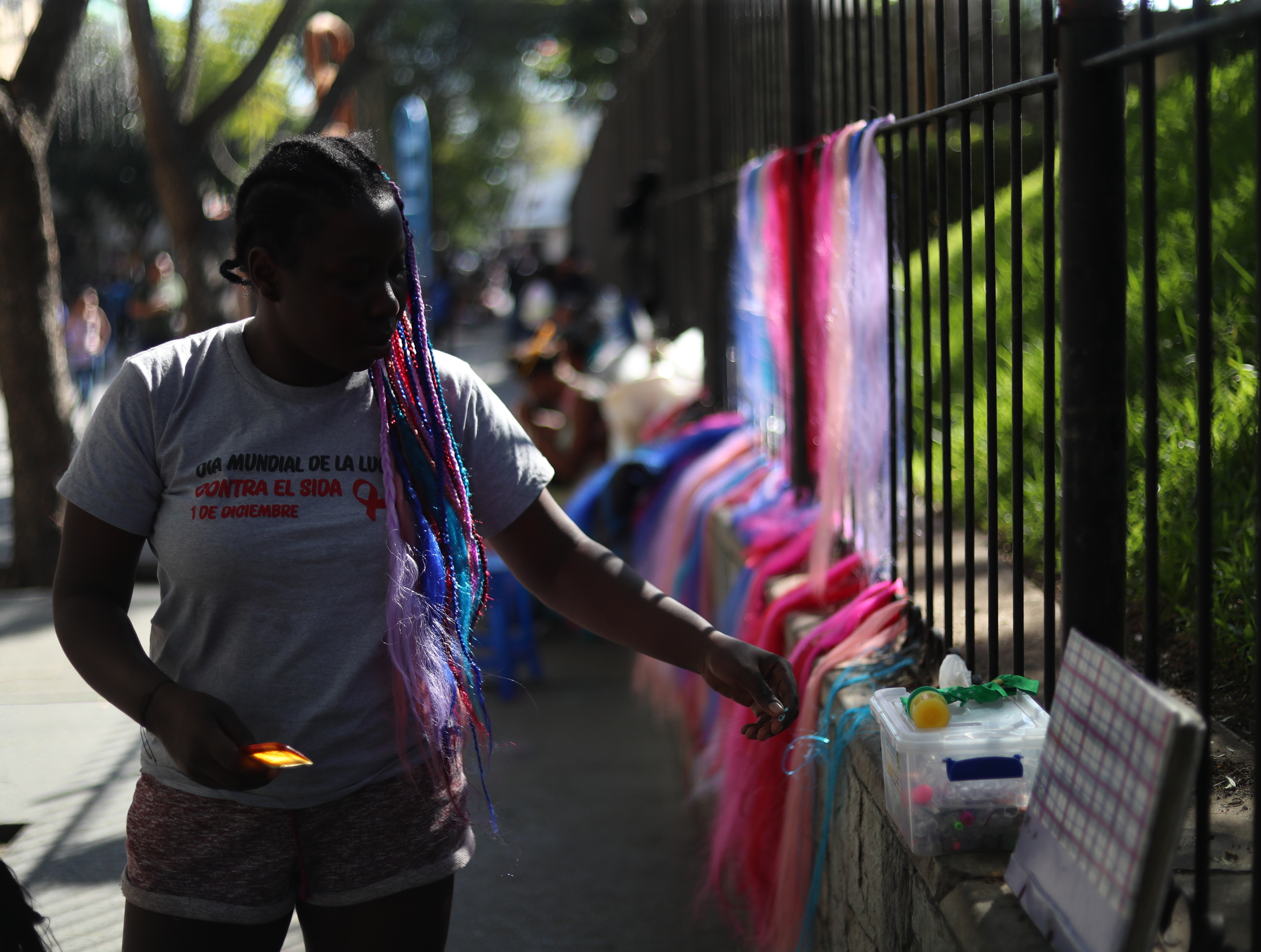 Los trabajos que se ofrecen en el lugar varían de precios; trenzas sueltas Q5, trenzas pegadas Q10, trenzas africanas oscilan entre los Q600 y Q700. El horario es de nueve de la mañana a las 18 horas sobre la sexta avenida de la zona uno capitalina. (Foto Prensa Libre: Esbin García) 