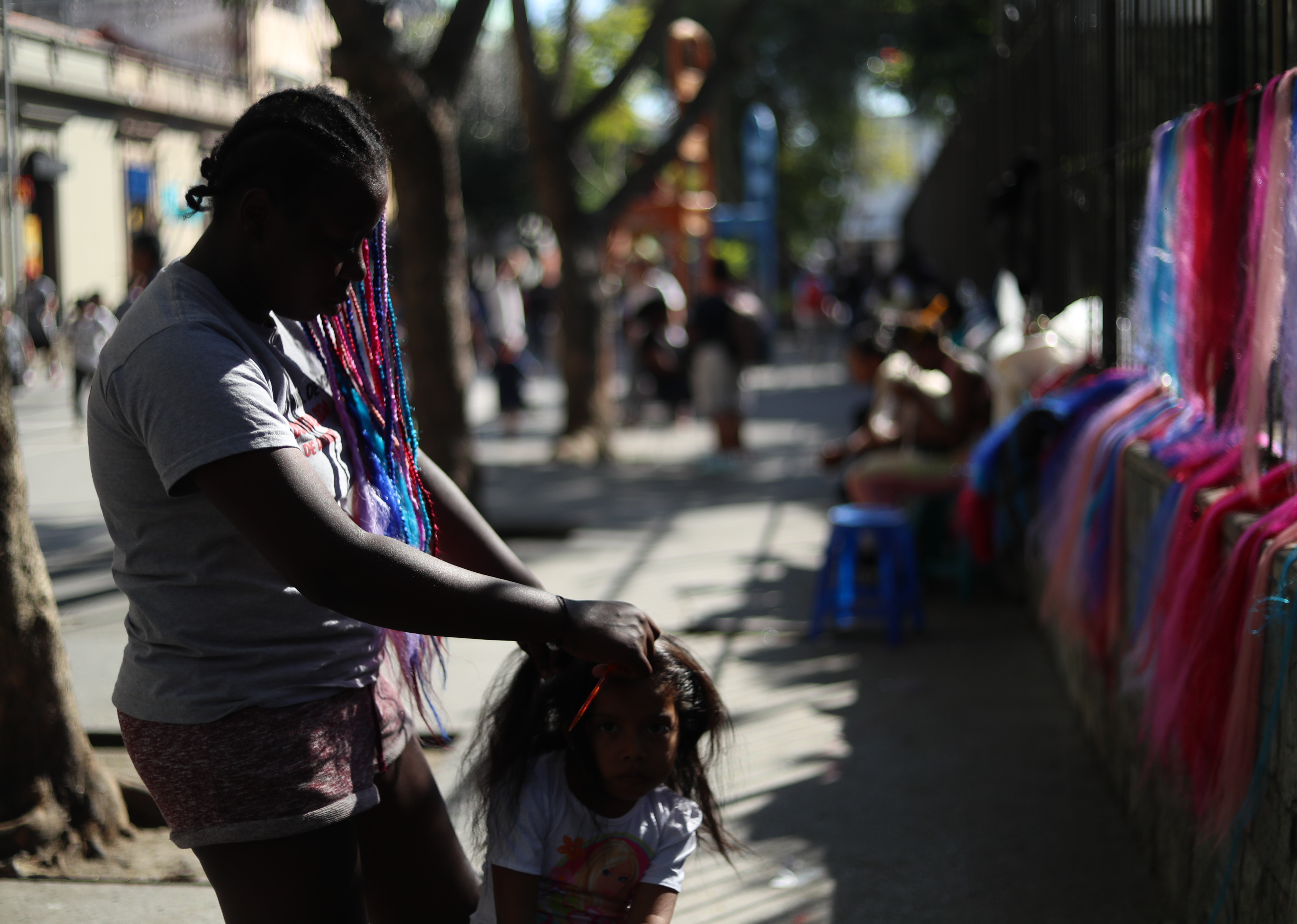 Grandes y pequeños son los clientes que a menudo buscan trenzar su pelo, especialmente por garífunas que se encuentran a un costado del Parque Concordia y sexta avenida de la ciudad capital. (Foto Prensa Libre: Esbin García) 