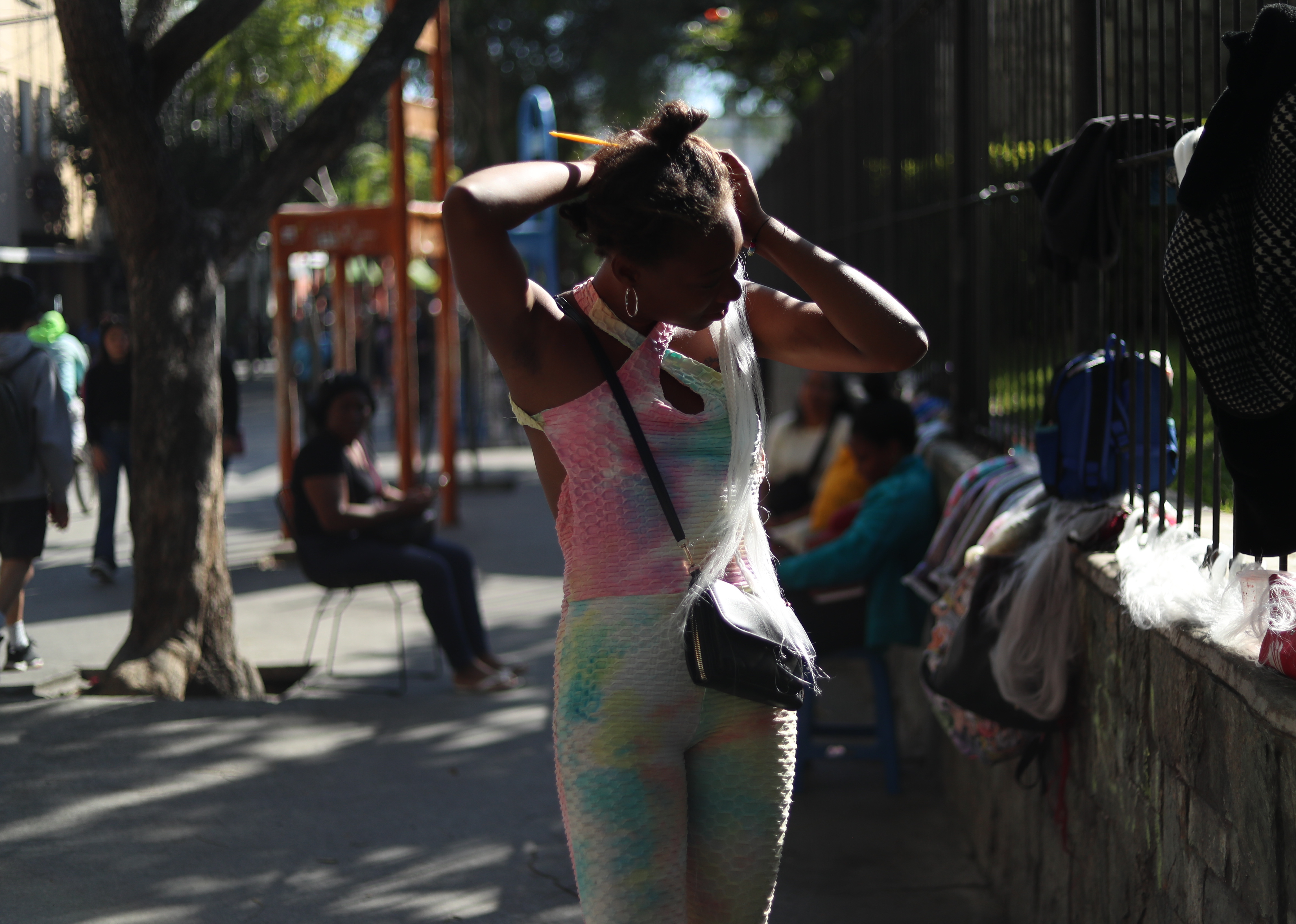 Los clientes se les ofrece una gran cantidad de hilos de colores para combinar sus trenzas, el precio oscila entre Q30 cada trenza. (Foto Prensa Libre: Esbin García)
