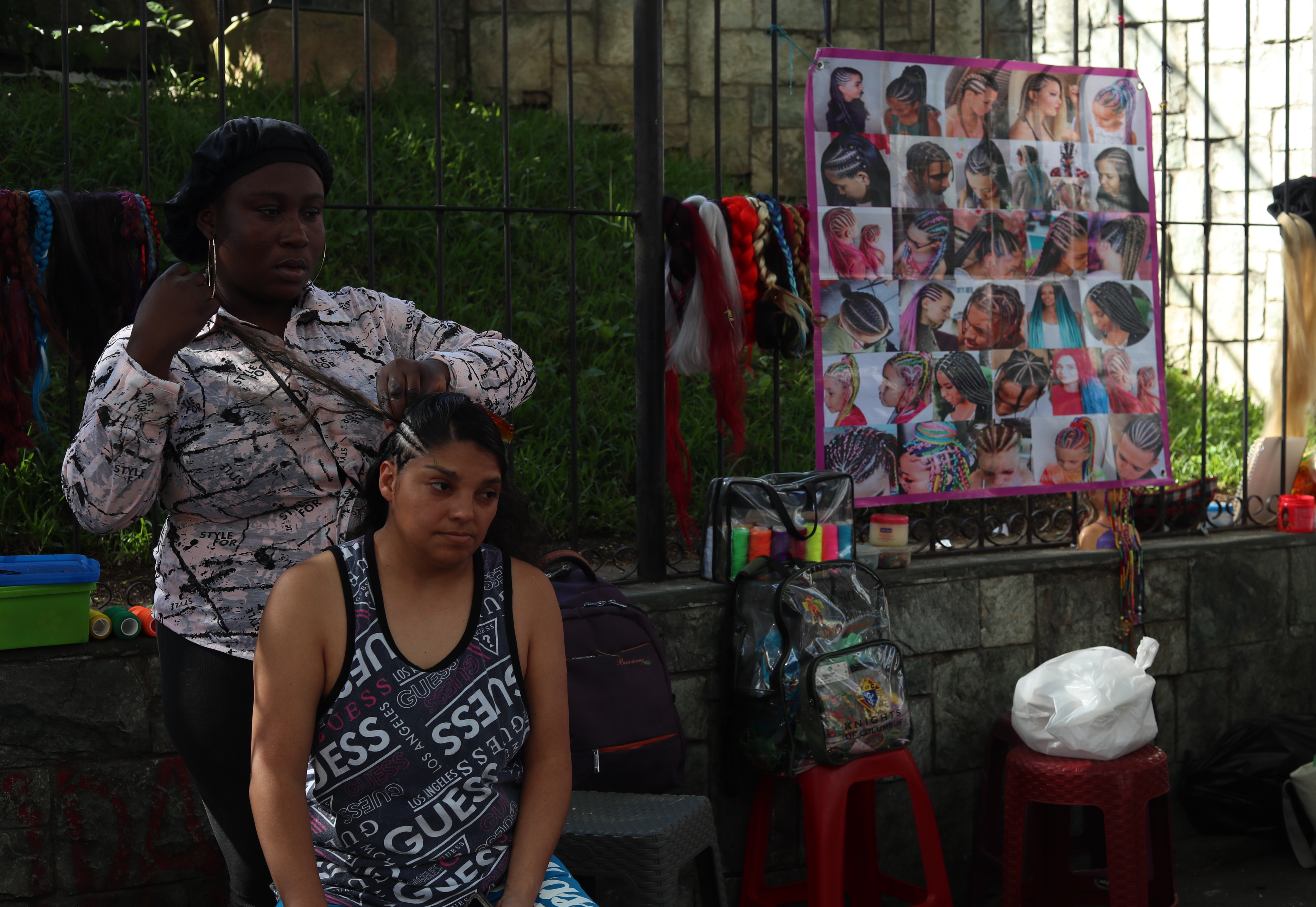 Al público se les ofrece diferentes clases de trenzado, adecuado al gusto de cada persona, los precios oscilan entre Q5,10, 30 y 600. (Foto Prensa Libre: Esbin García) 