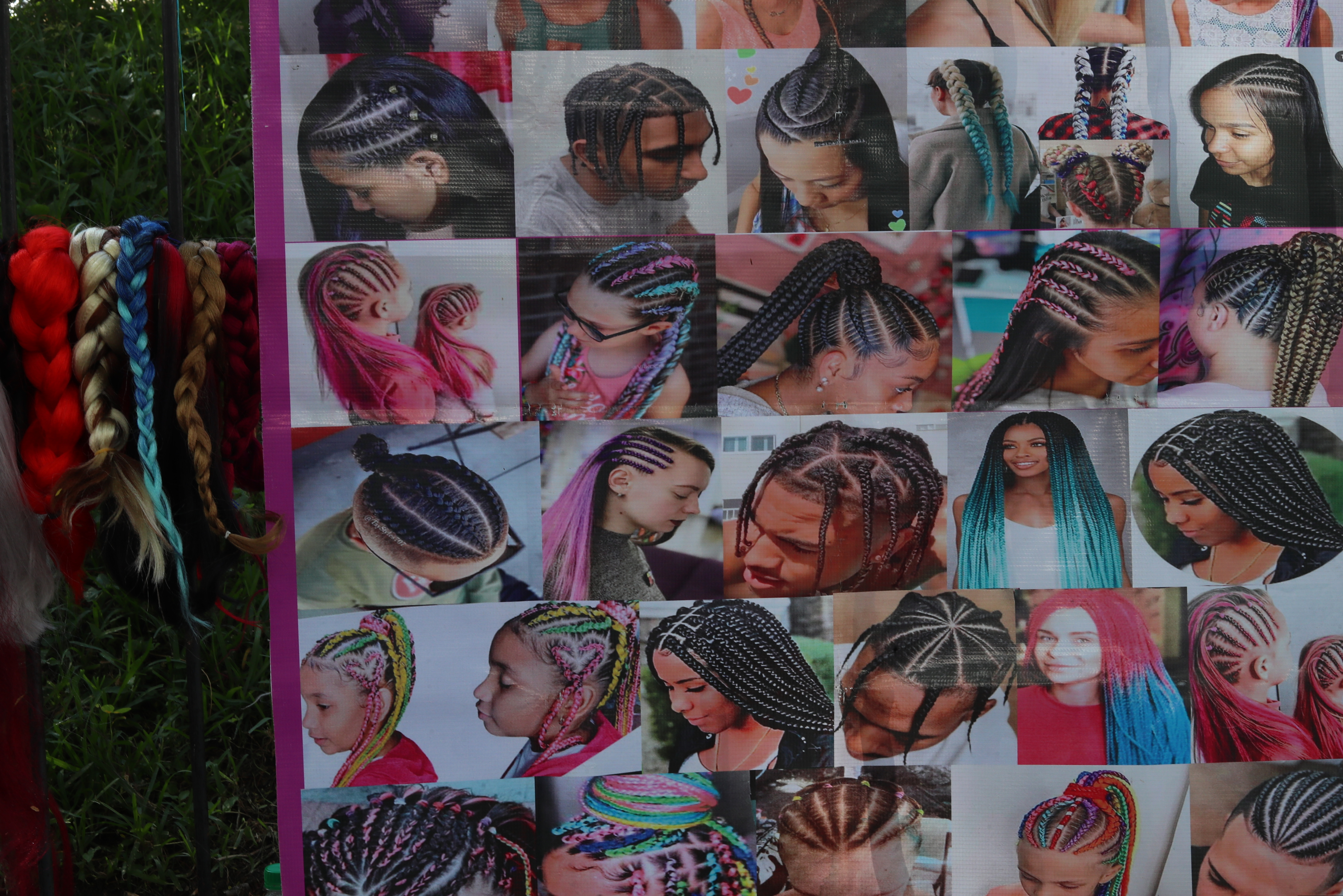 Las trenzadoras ofrecen el servicio de martes a domingo, según un convenio con autoridades de la municipalidad capitalina. (Foto Prensa Libre: Esbin García) 