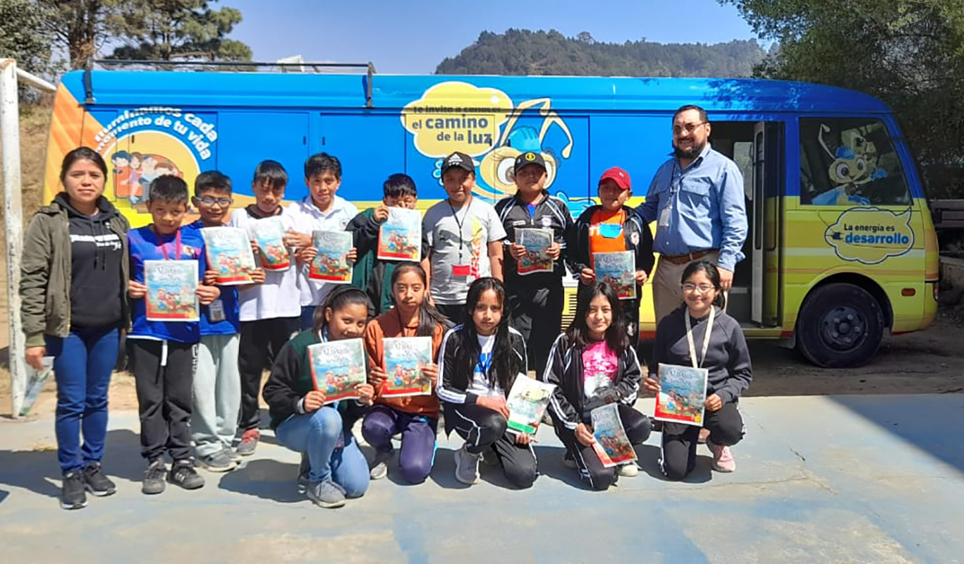 Los niños se suben al vehículo de la tecnología