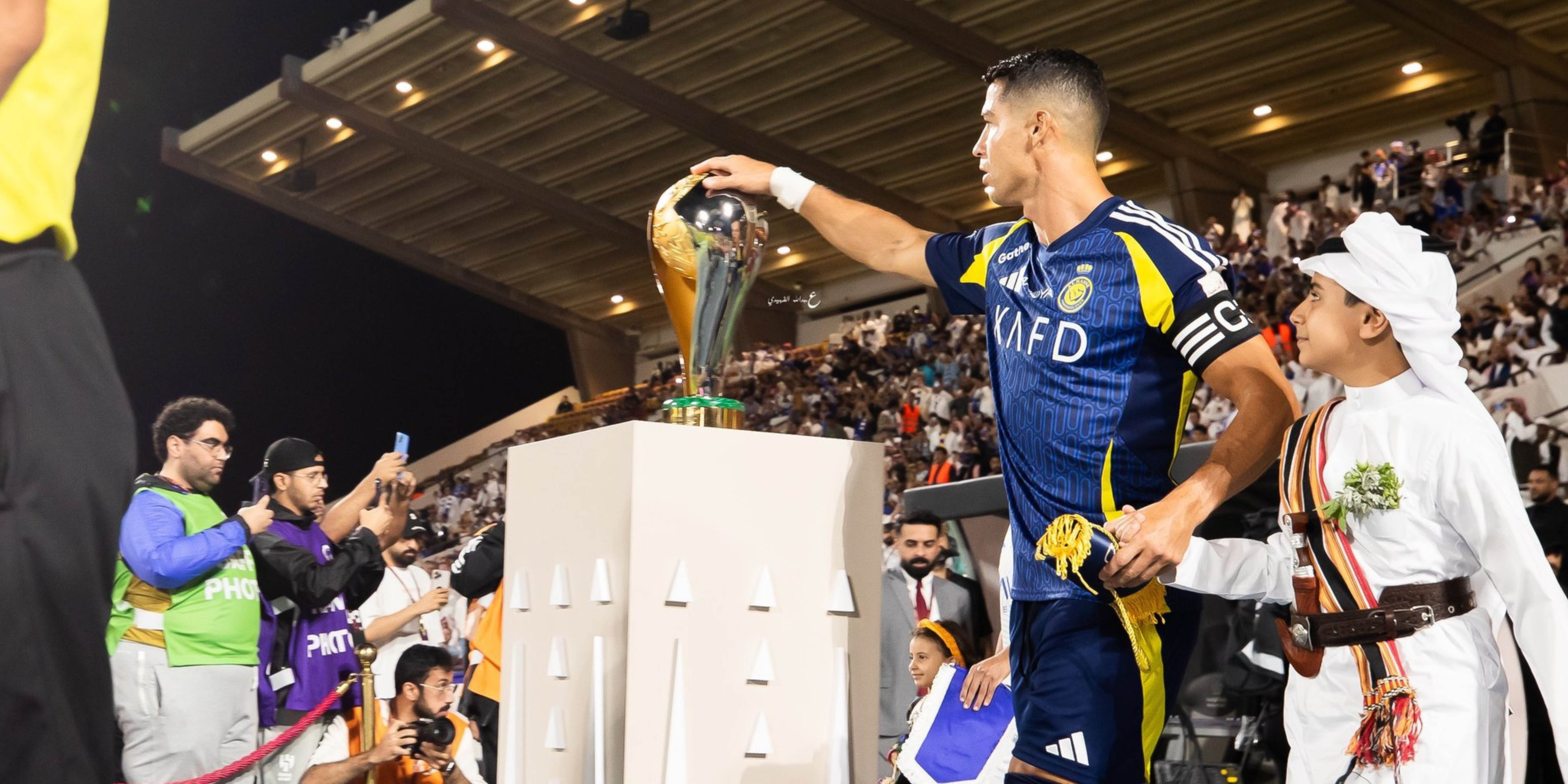 Cristiano Ronaldo toca el trofeo y el Al Nassr pierde por goleada la Supercopa de Arabia