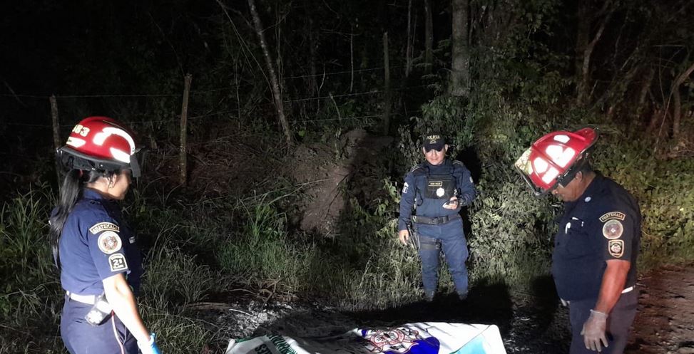 Localizan los cadáveres carbonizados de dos personas en camino de terracería en El Progreso