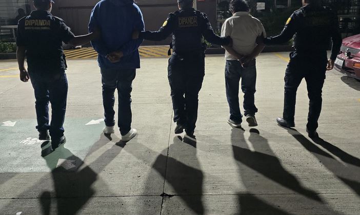 Taxista y salvadoreño detenidos en ruta al Pacífico y les decomisan dos vehículos