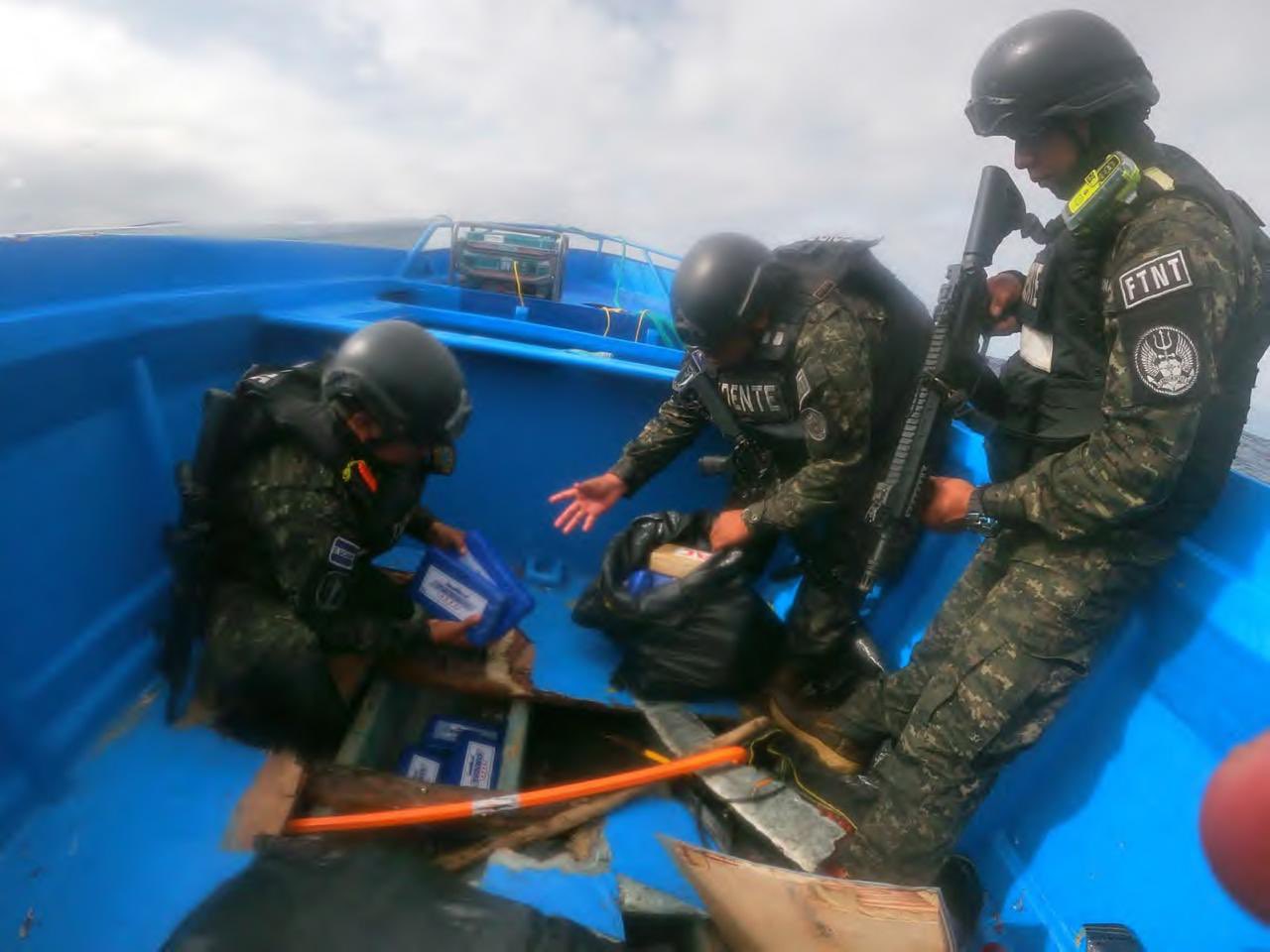 Bukele informa que 1,2 toneladas de cocaína y armamento fueron incautados en el Pacífico