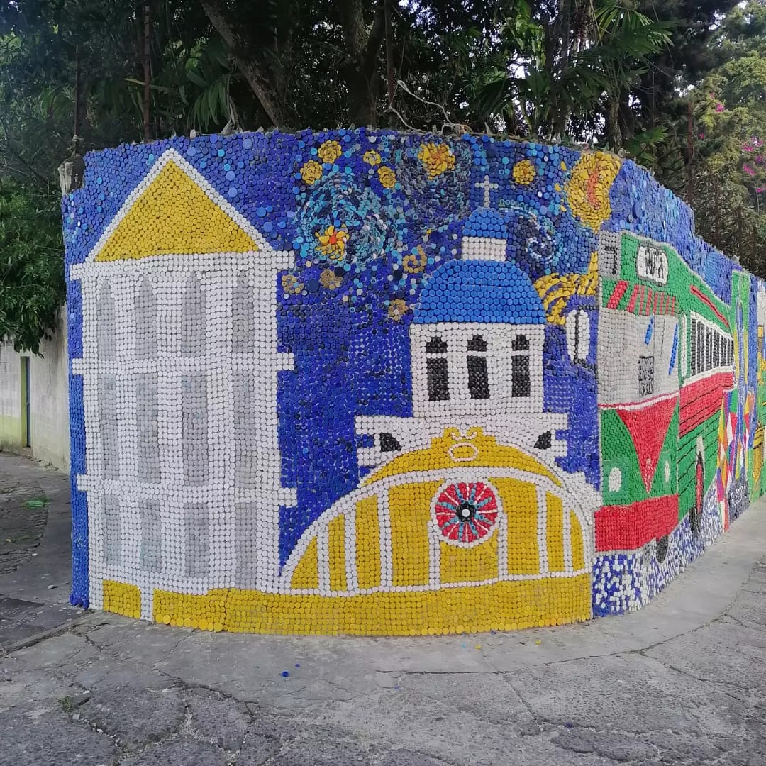 Colonia Primero de Julio inaugura mural elaborado con tapitas que busca ser el “más grande del mundo”