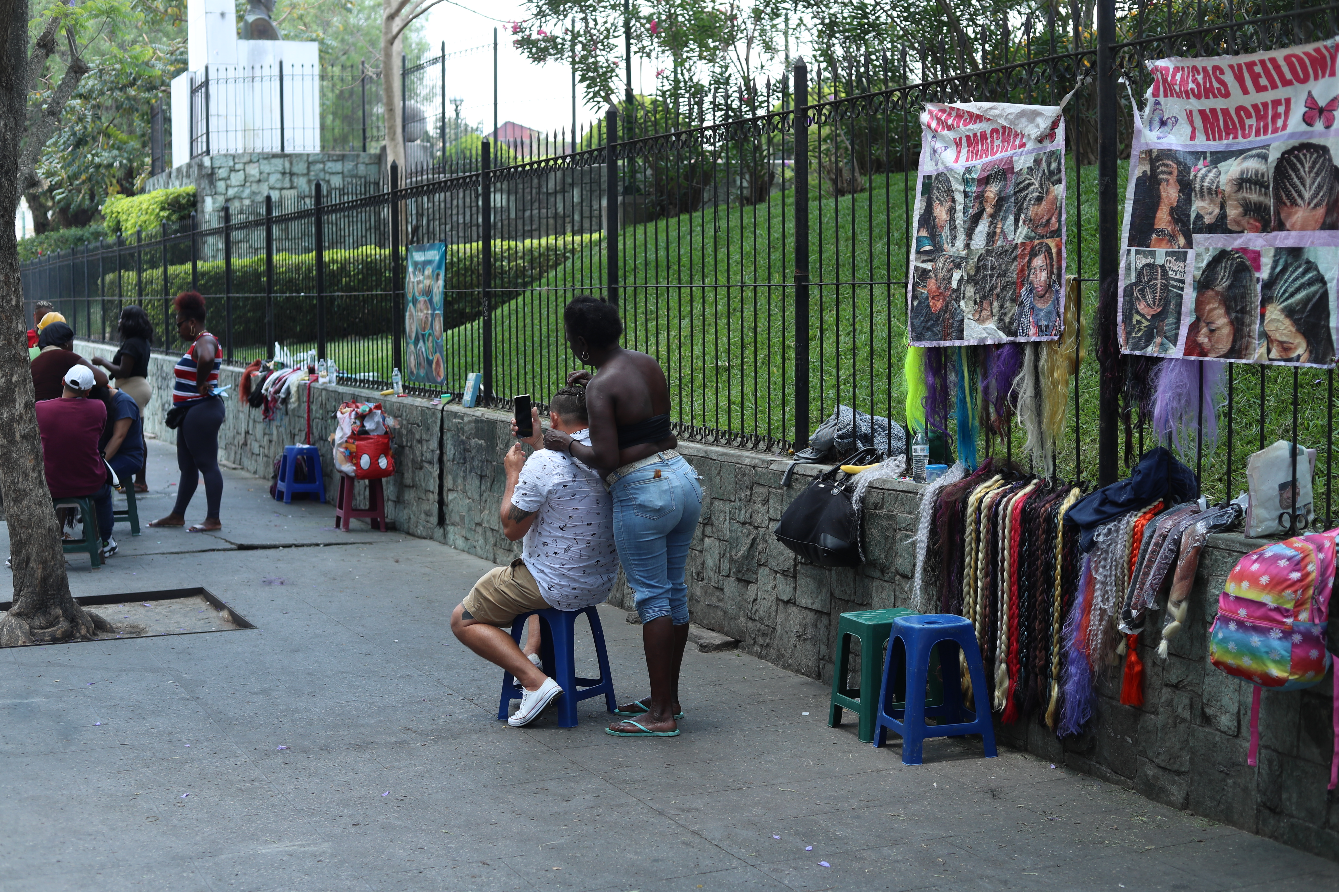 Varias de las trenzadoras aprendieron el oficio desde muy pequeñas y desean mostrar su talento a turistas que visitan Guatemala. (Foto Prensa Libre: Esbin García)