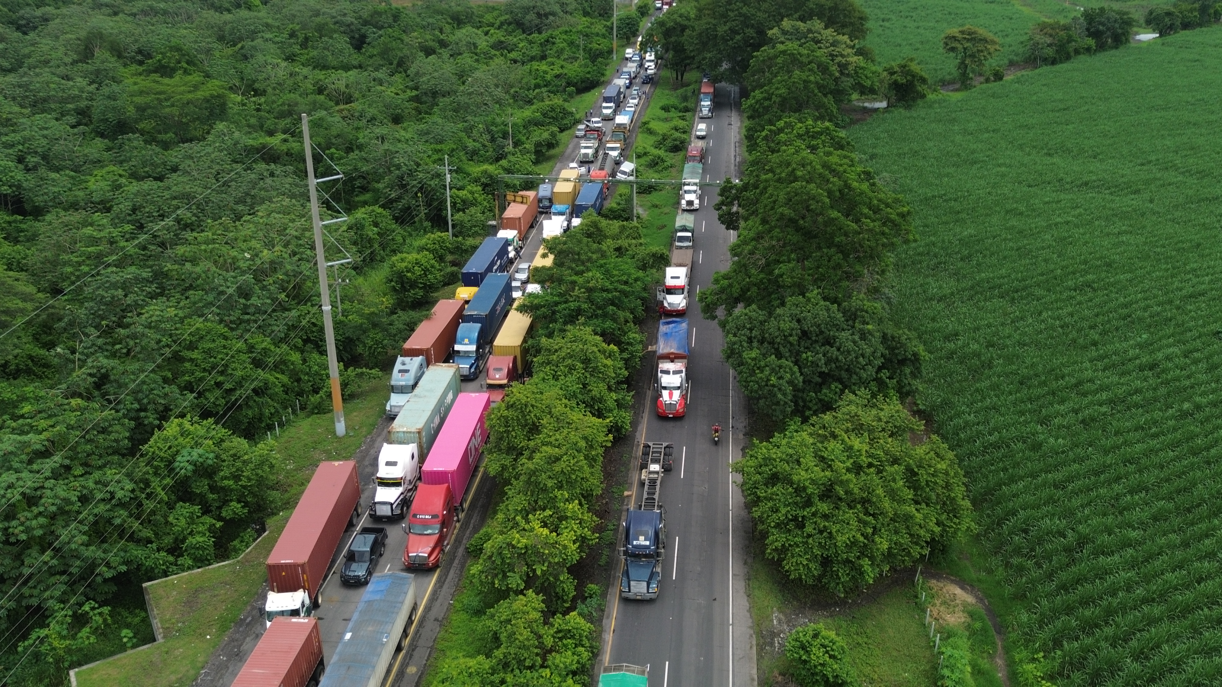 Transportistas presionan para que se rehabilite la red vial, incluyendo la autopista Palín-Escuintla