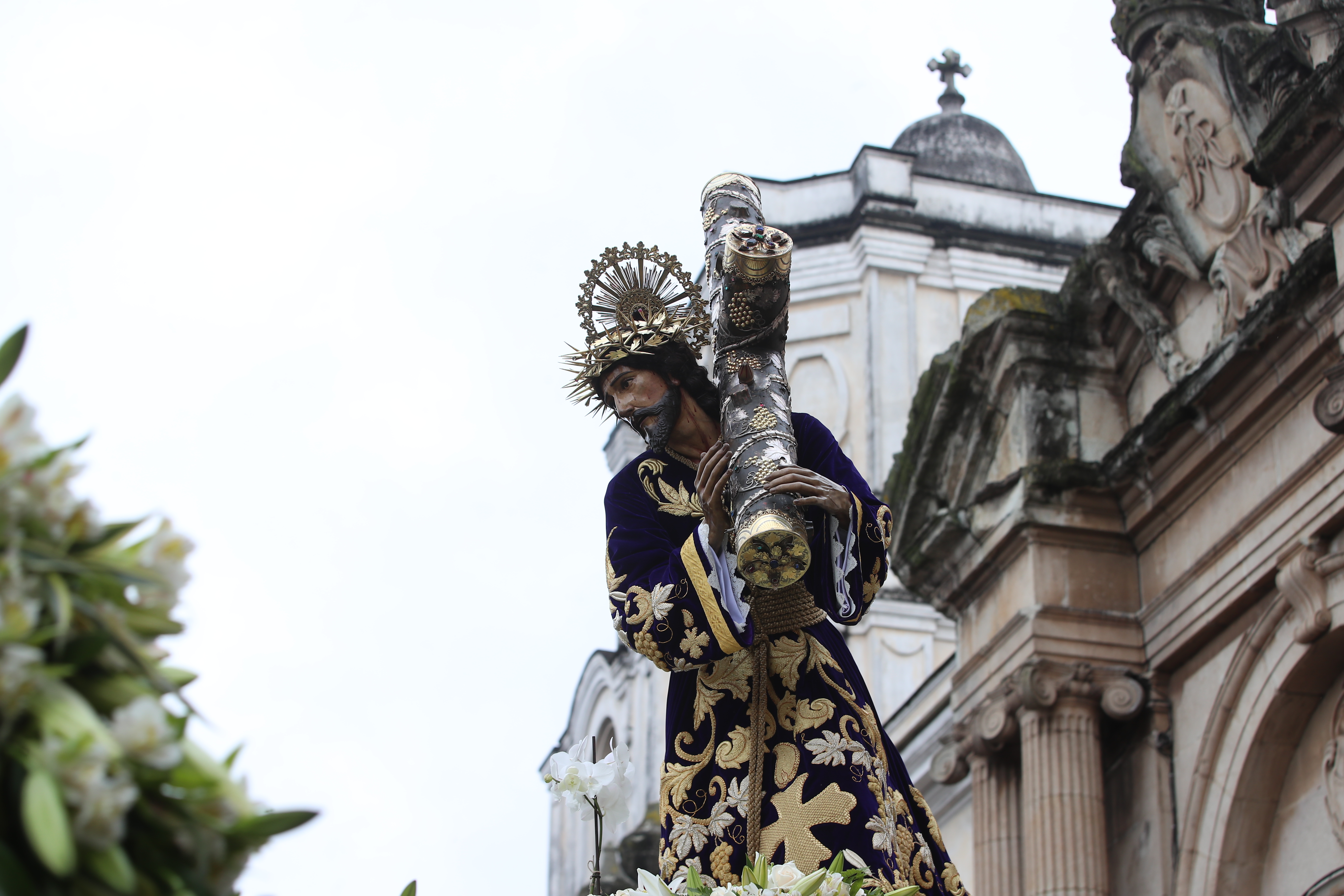 Jesús de la Merced estrena una majestuosa túnica morada bordada en hilos de oro, conocida como "La túnica de la cruz de consagración", en honor a sus 307 años de consagración. (Foto Prensa Libre: Byron Rivera Baiza)