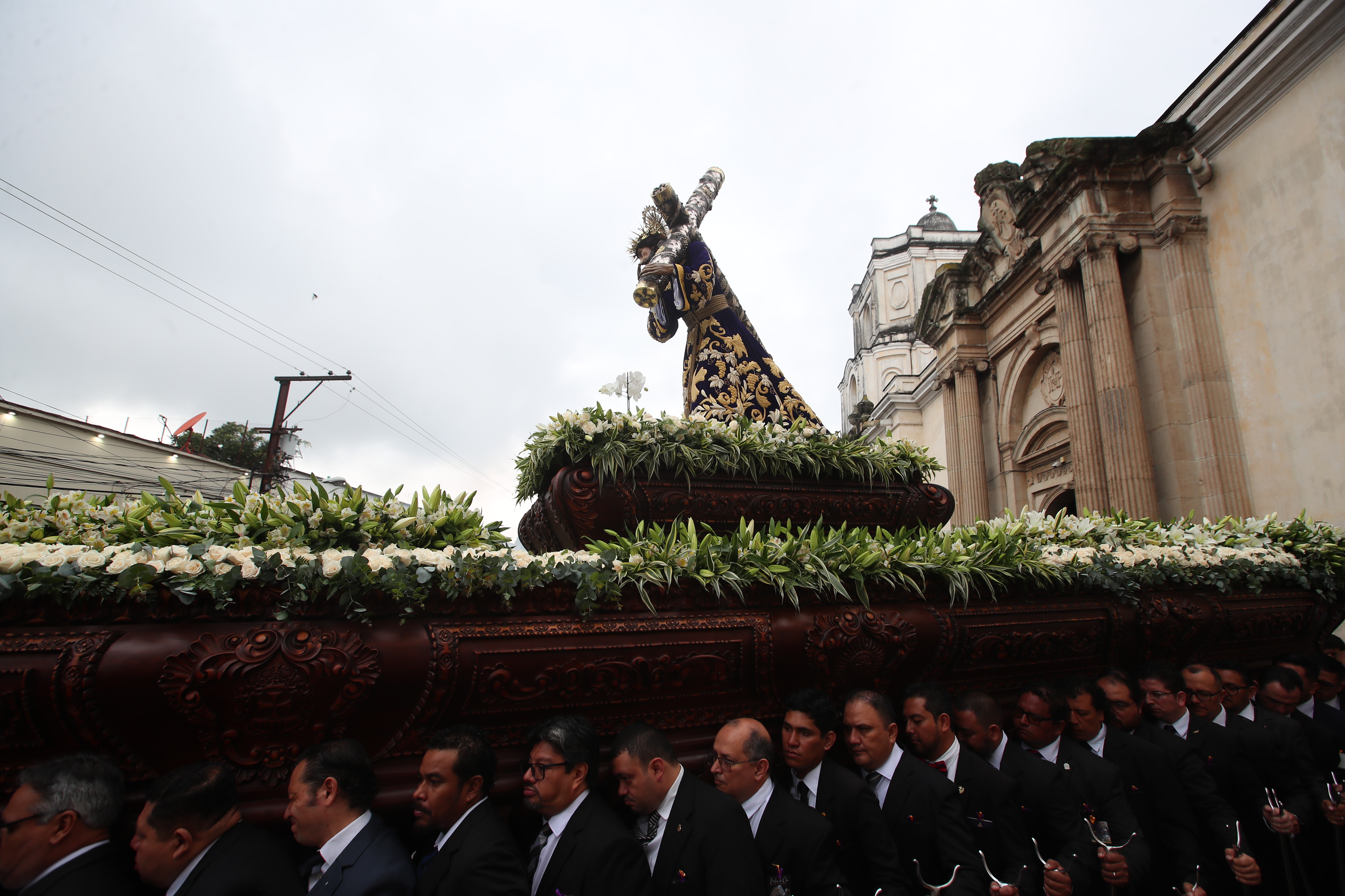 Cada año, la procesión de Jesús de La Merced revive la pasión de Cristo en las calles, uniendo a los fieles en una celebración con profundo significado religioso. La escultura, tallada en madera durante la época barroca, muestra un rostro expresivo y detallado, con manos y pies meticulosamente trabajados que reflejan el dolor y la serenidad. (Foto Prensa Libre: Byron Rivera Baiza) 