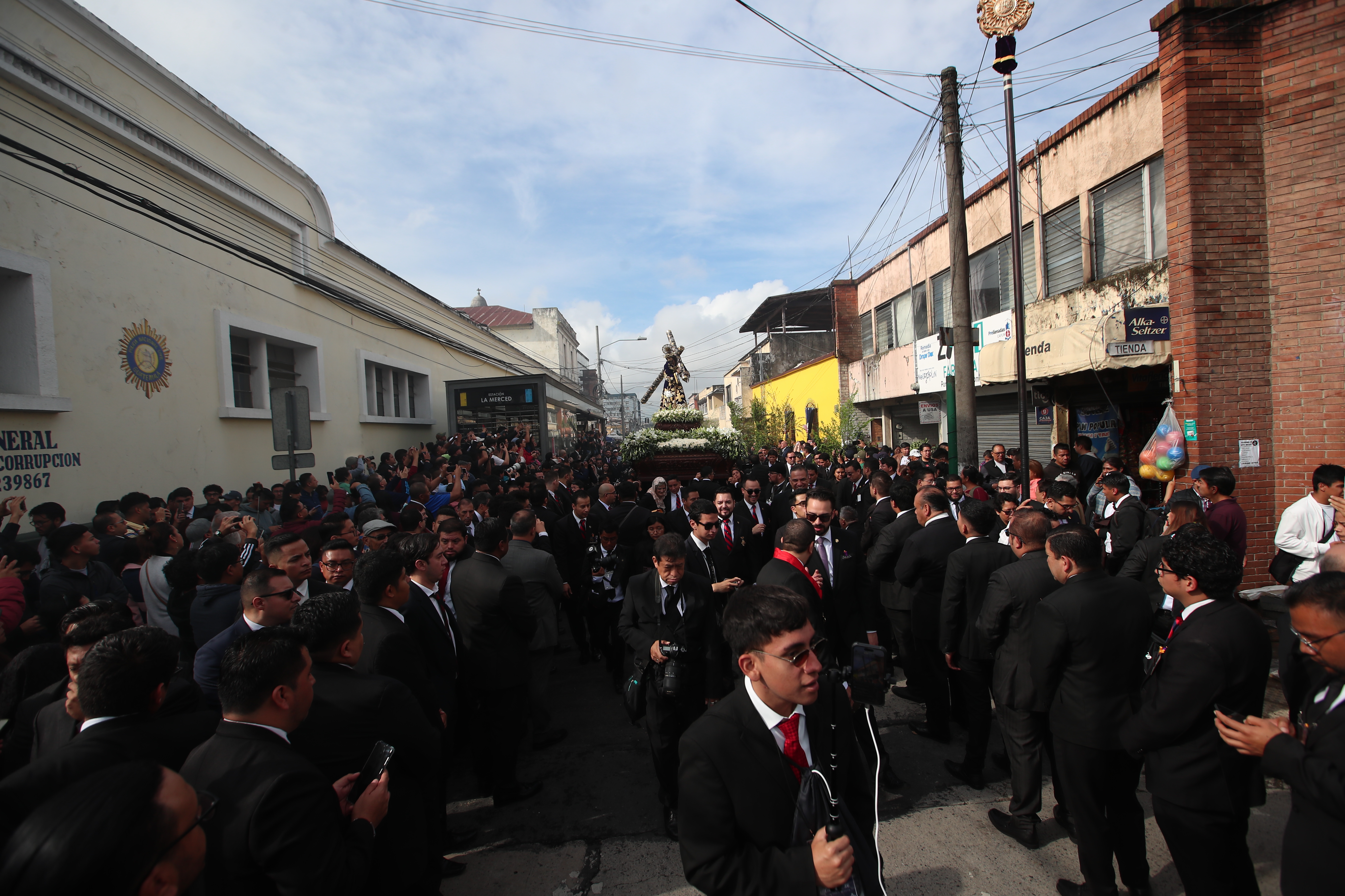 Tras más de 300 años desde su declaración como patrón de la ciudad de Guatemala, Jesús de La Merced regresa a las calles en procesión el 26 de febrero, tras dos años de pausa por la pandemia. Los fieles esperan ansiosos para caminar junto a su protector, buscando su intercesión ante las adversidades materiales y espirituales. (Foto Prensa Libre: Byron Rivera Baiza)