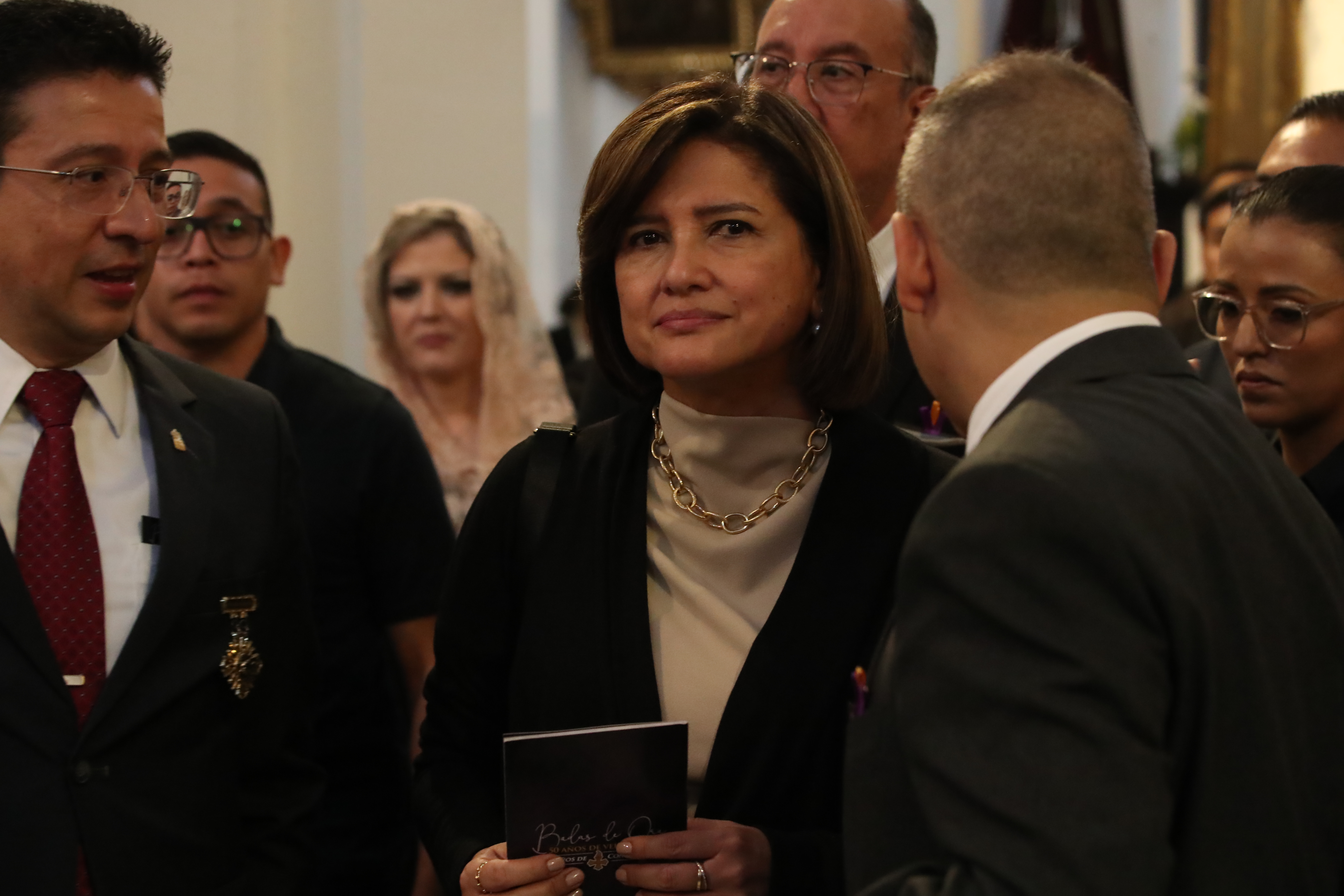 La vicepresidenta de la República, Dra. Karin Herrera, visita la Consagrada Imagen de Jesús de La Merced antes del Solemne Cortejo Procesional en conmemoración de sus Bodas de Oro de Velación y 307 años de Consagración. (Foto Prensa Libre: Byron Rivera Baiza)