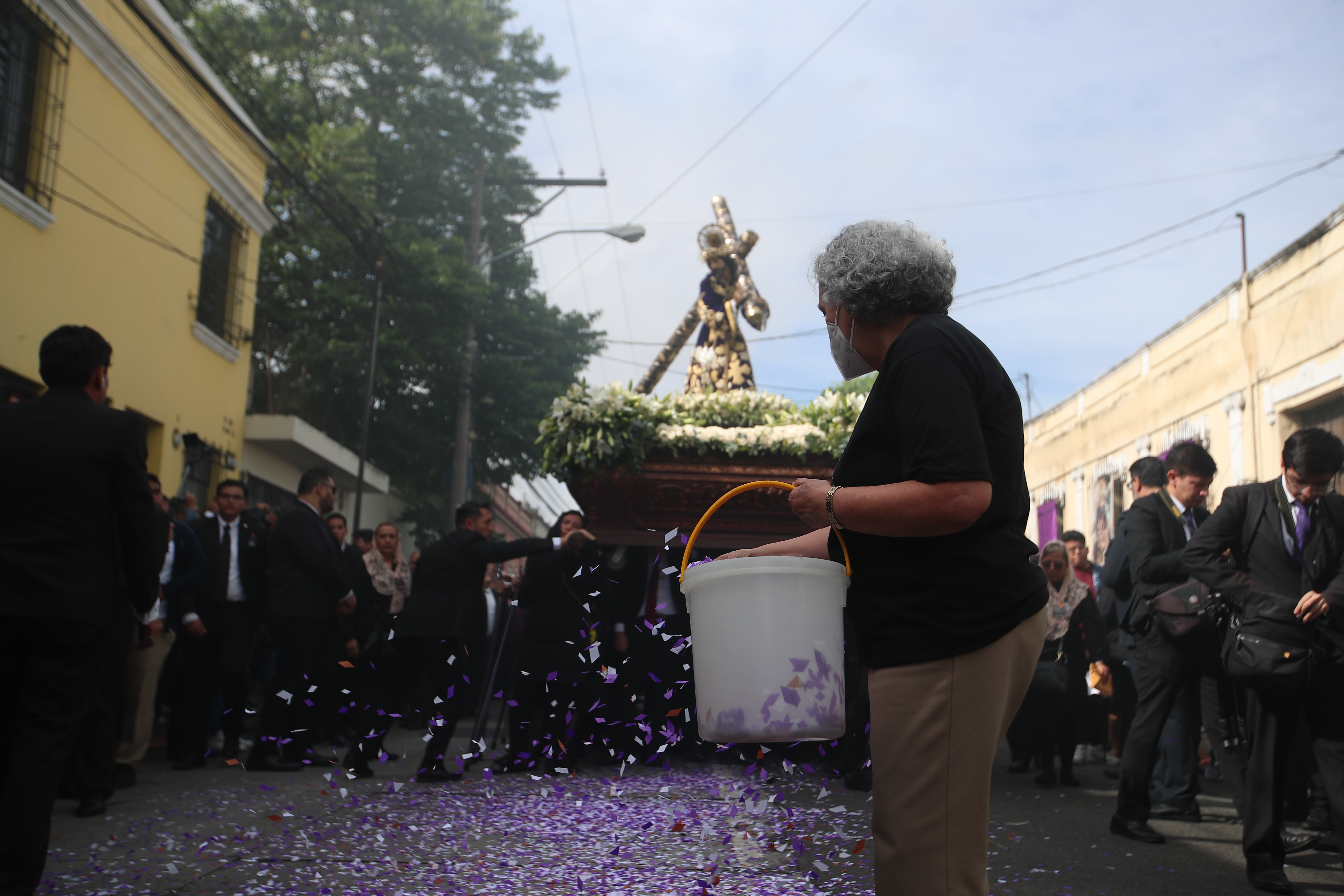 Vecinos decoran con alfombras el recorrido procesión del patrón jurado durante su solemne recorrido este domingo. (Foto Prensa Libre: Byron Rivera Baiza) 