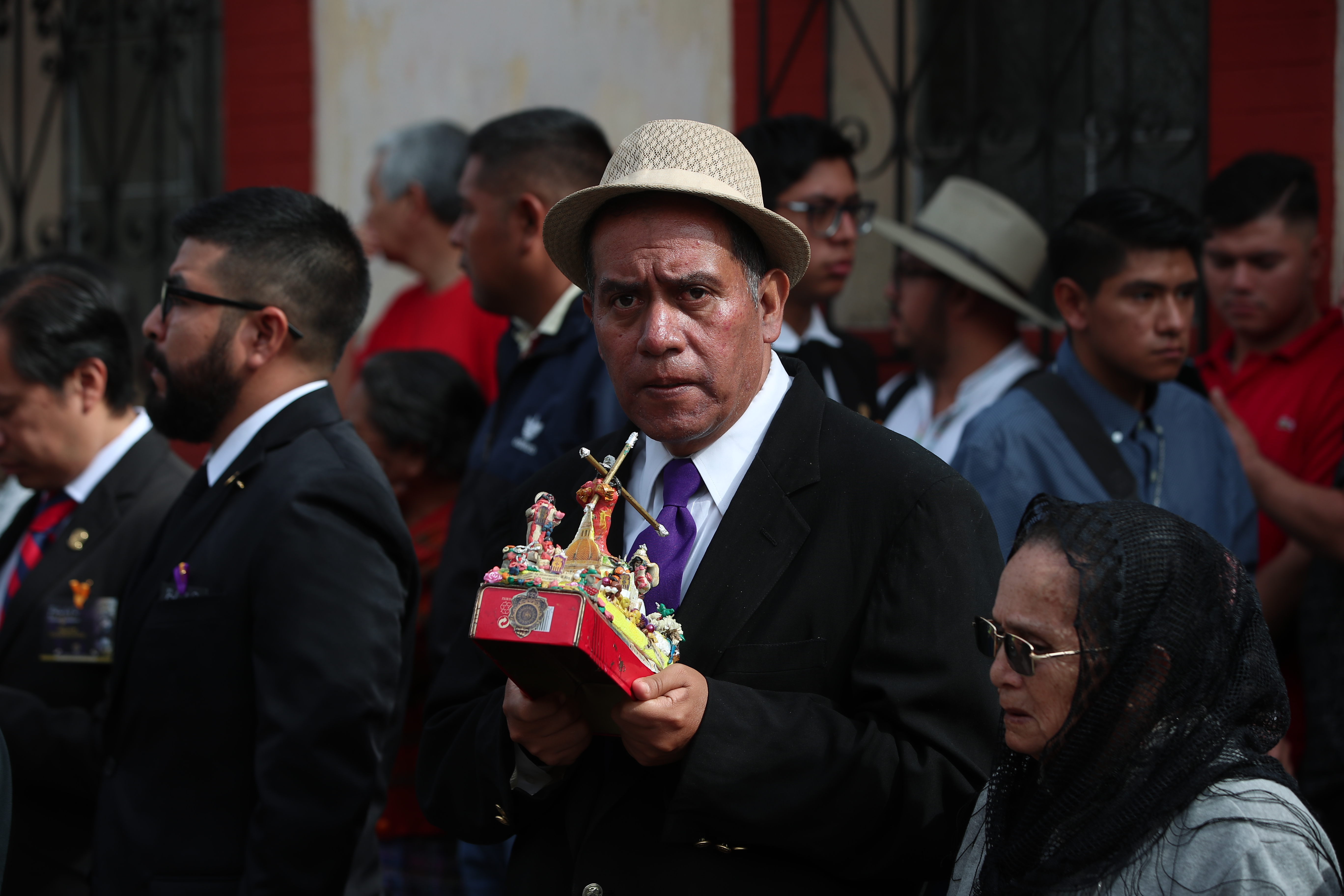 Devotos demuestran su creatividad al crear y portar andas pequeñas que acompañan a Jesús de La Merced durante el recorrido procesional. (Foto Prensa Libre: Byron Rivera Baiza)