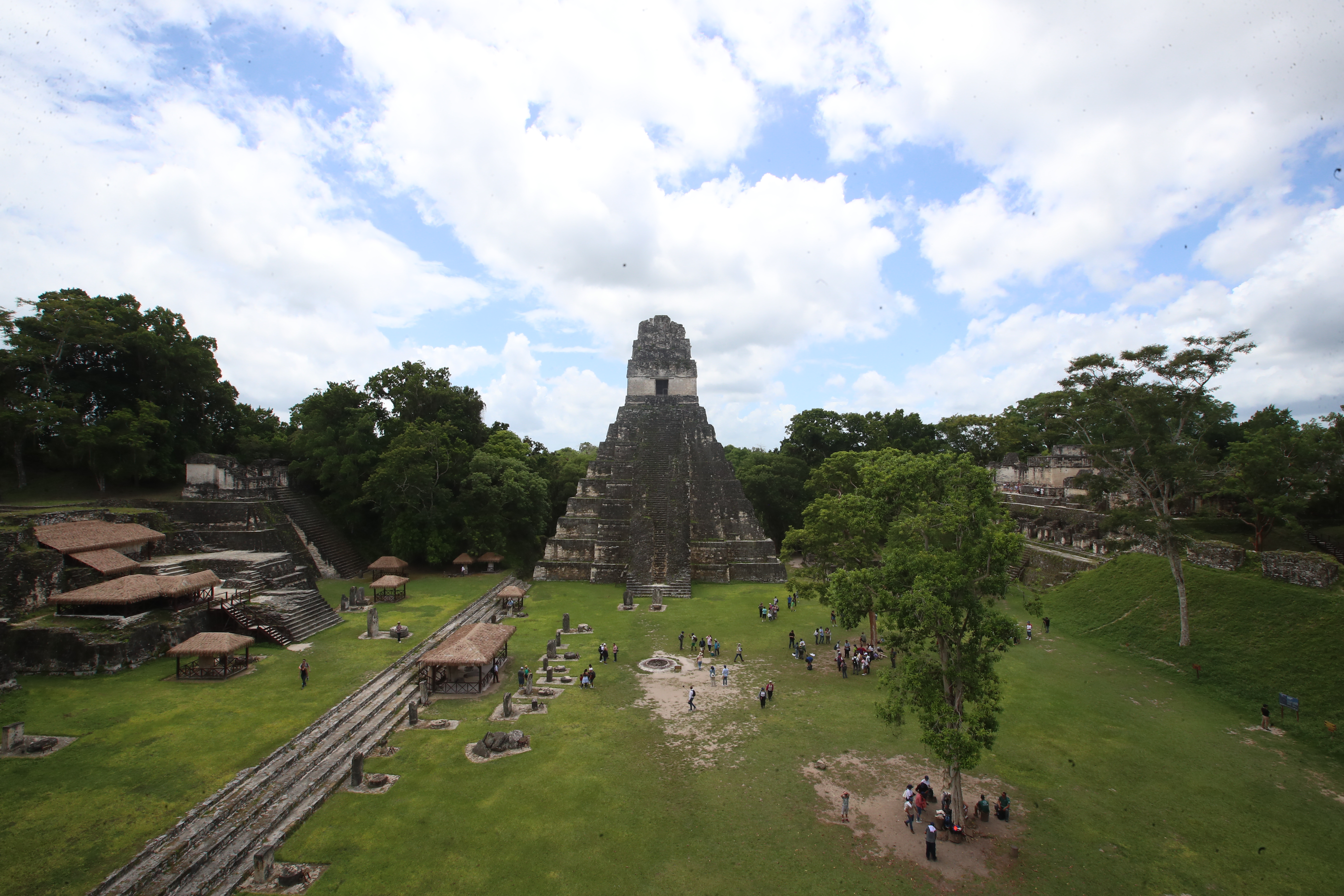  Cada año, el Parque Nacional Tikal atrae a miles de turistas que exploran sus impresionantes templos y estructuras mayas, disfrutando de su entorno natural en la Reserva de la Biosfera Maya. (Foto Prensa Libre: Byron Rivera Baiza)