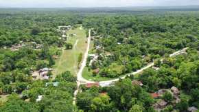 La comunidad indígena Uaxactún está asentada en el Parque Arqueológico Uaxactún, y son los anfitriones perfectos para guiar a los visitantes del lugar. Están organizados para el manejo y conservación del bosque OMYC, con la finalidad de fomentar el desarrollo sostenible. 

Foto: BYRON RIVERA 
24/07/2024