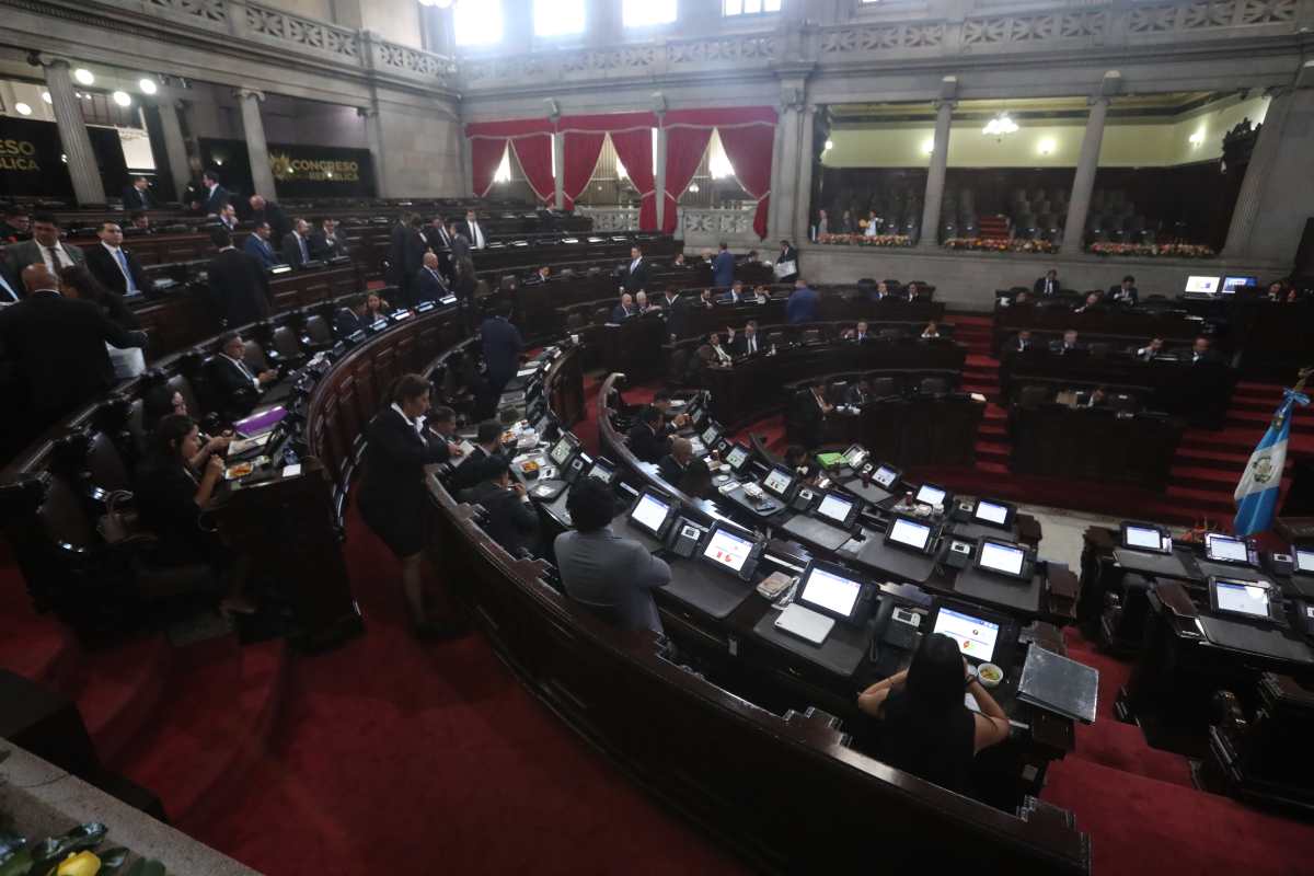 AMPLIACIîN PRESUPUESTARIA. En el Congreso de la Repblica se llev a cabo la sesin ordinaria # 31 en donde se discutieron varias iniciativas de ley, lo ms importante, se entr a ver nuevamente el tema de la ampliacin presupuestaria suspendida por la CC. En la imagen, hemiciclo parlamentario.

Juan Diego Gonzlez.  270824
