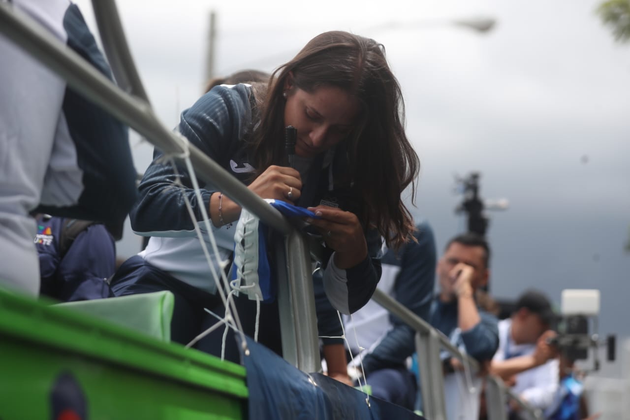 Adriana Ruano firma un recuerdo. (Foto Prensa Libre: Juan Diego González)