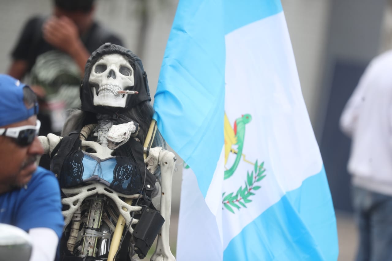 Una motocicleta en la caravana. (Foto Prensa Libre: Juan Diego González)