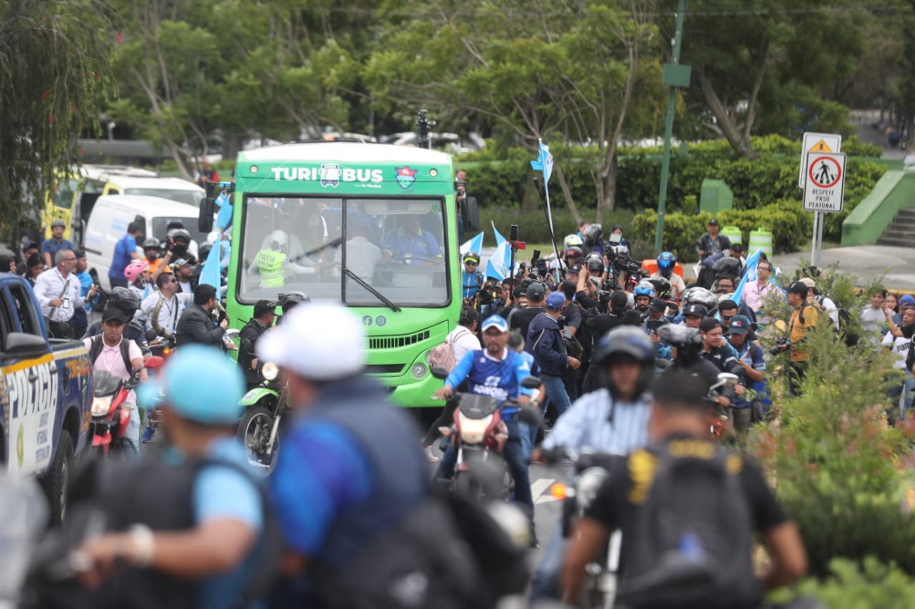 La caravana es acompaña por varios guatemaltecos. (Foto Prensa Libre: Carlos Ochoa)