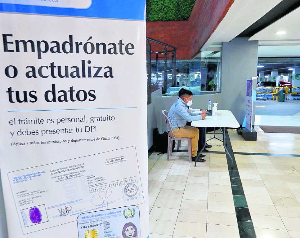 En el centro de empadronamiento del tribunal supremo electoral ubicado en el centro comercial Escala no llegan muchas personas a realizar su tramite de empadronamiento o actualización de datos.
Fotografía: Erick Avila. Fecha: 26/06/2022.
