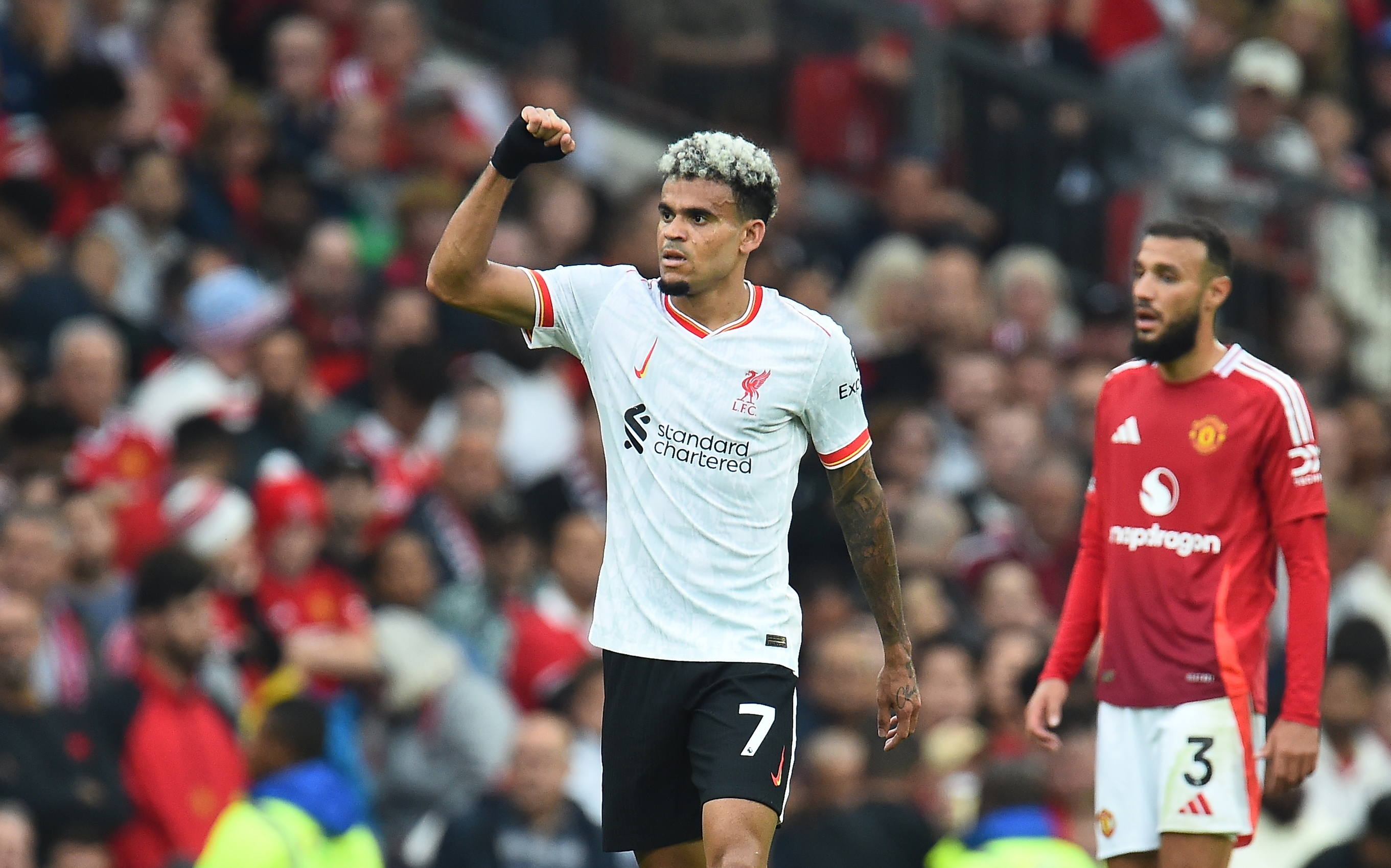 Manchester United cae por goleada ante el Liverpool, que pelea por el liderato