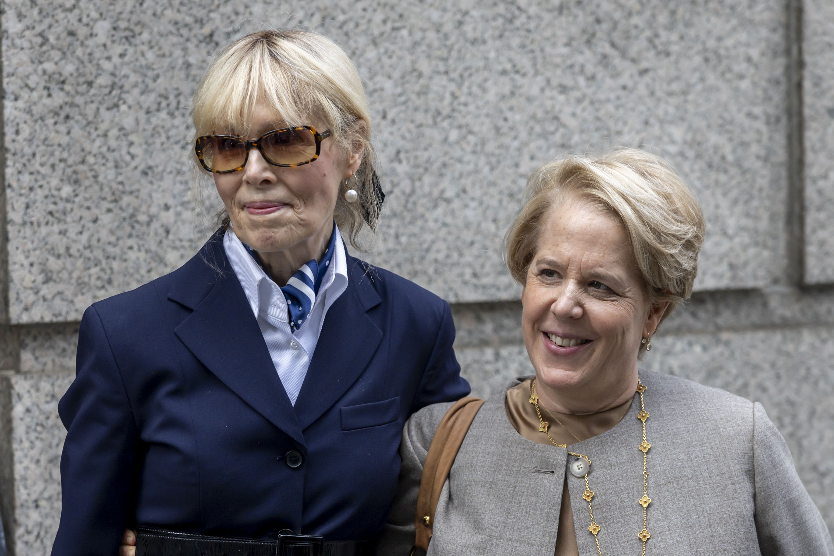La escritora E. Jean Carroll y su abogada Roberta Kaplan. (Foto Prensa Libre: EFE/EPA/SARAH YENESEL). 