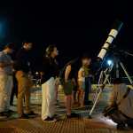 AME613. ASUNCIÓN (PARAGUAY), 17/09/2024.- Un hombre observa por un telescopio el eclipse lunar parcial este martes, en Asunción (Paraguay). EFE/ Juan Pablo Pino