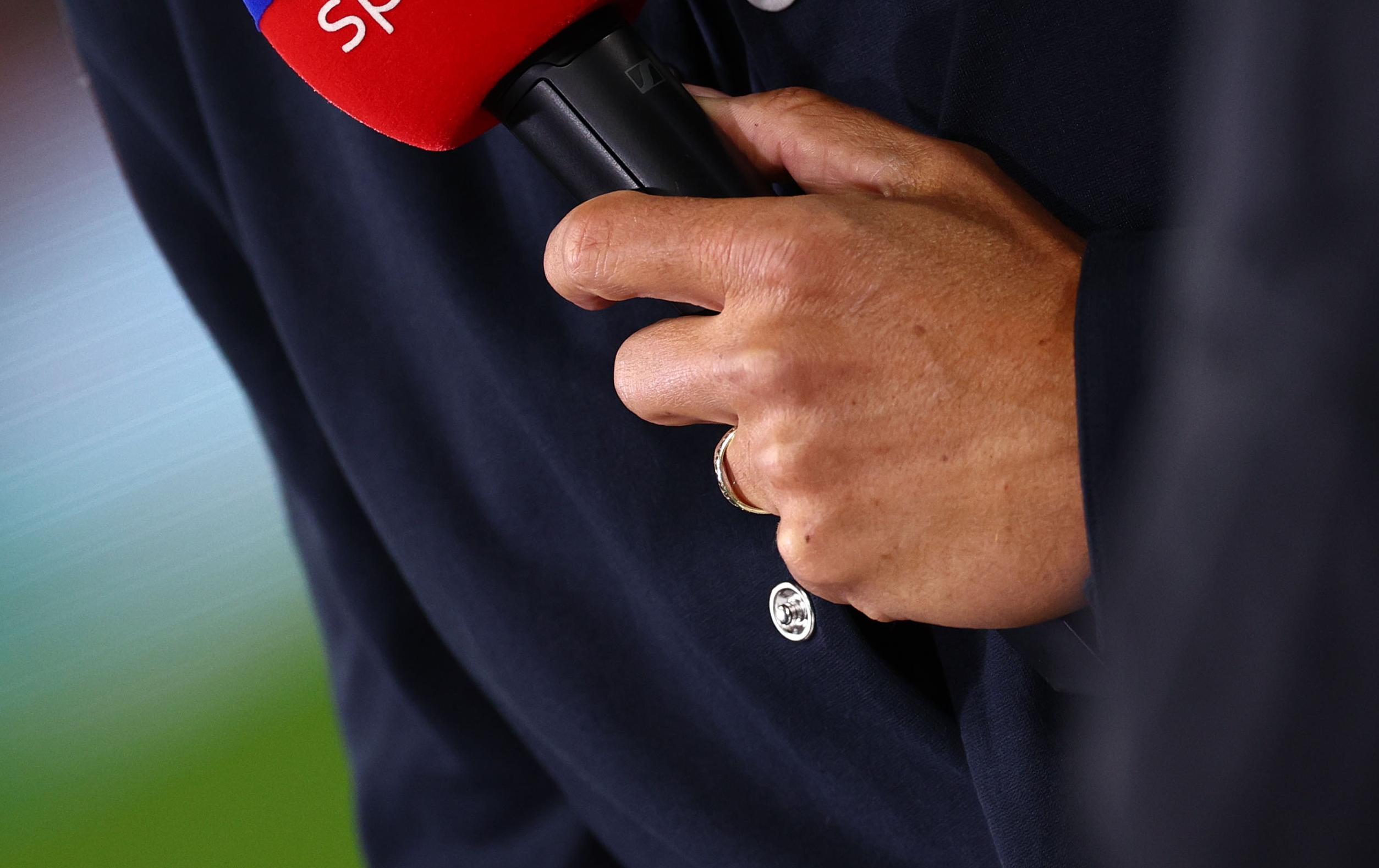 FOTO ILUSTRATIVA. Un reportero de Skysport sostiene un micrófono durante el partido de fútbol de la Bundesliga alemana entre el Bayern de Múnich y el Bayer 04 Leverkusen en Múnich, Alemania, el 28 de septiembre de 2024. (Foto Prensa Libre: EFE)