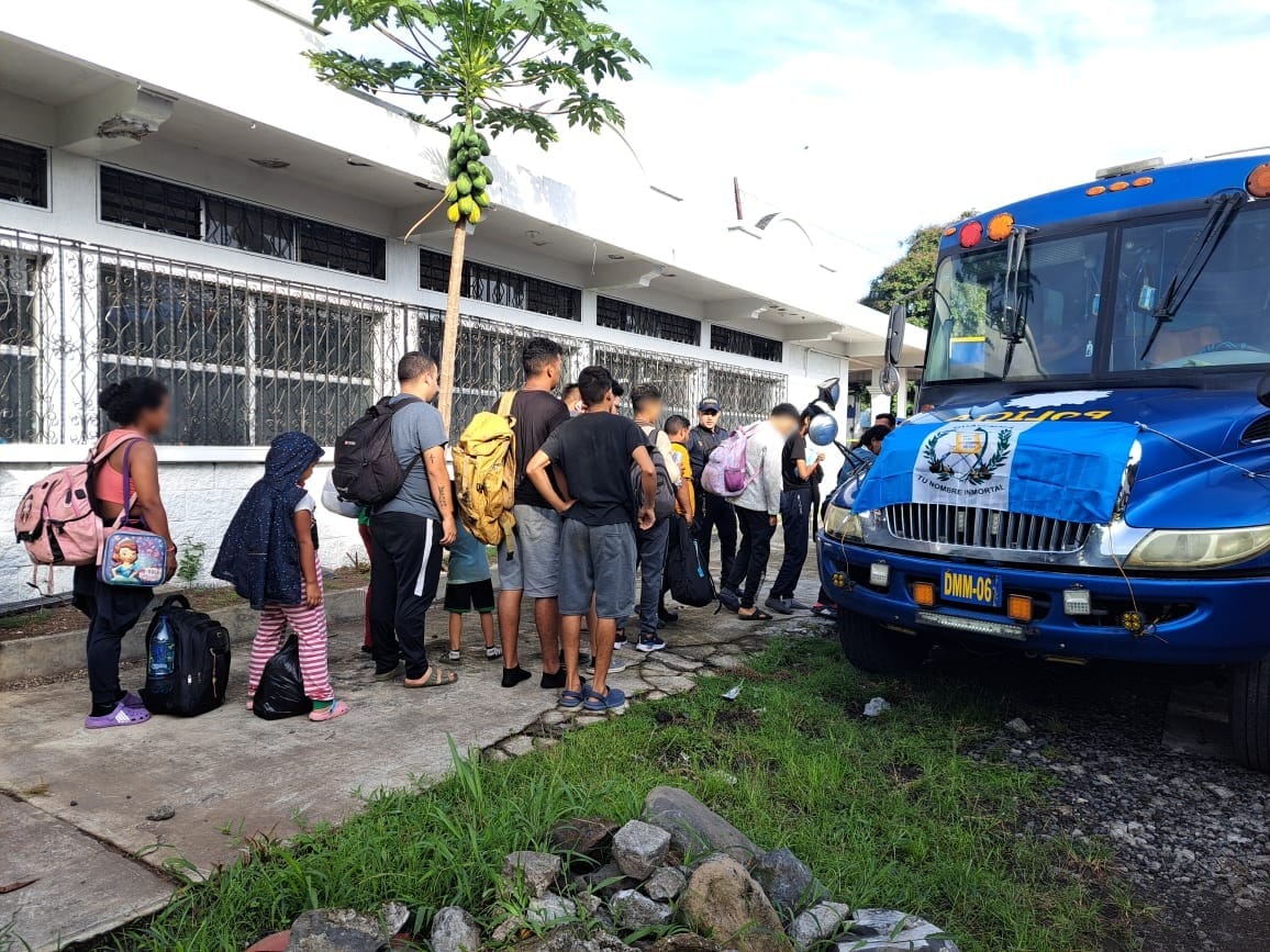 Vuelca autobús que trasladaba 36 migrantes en Escuintla y piloto huye