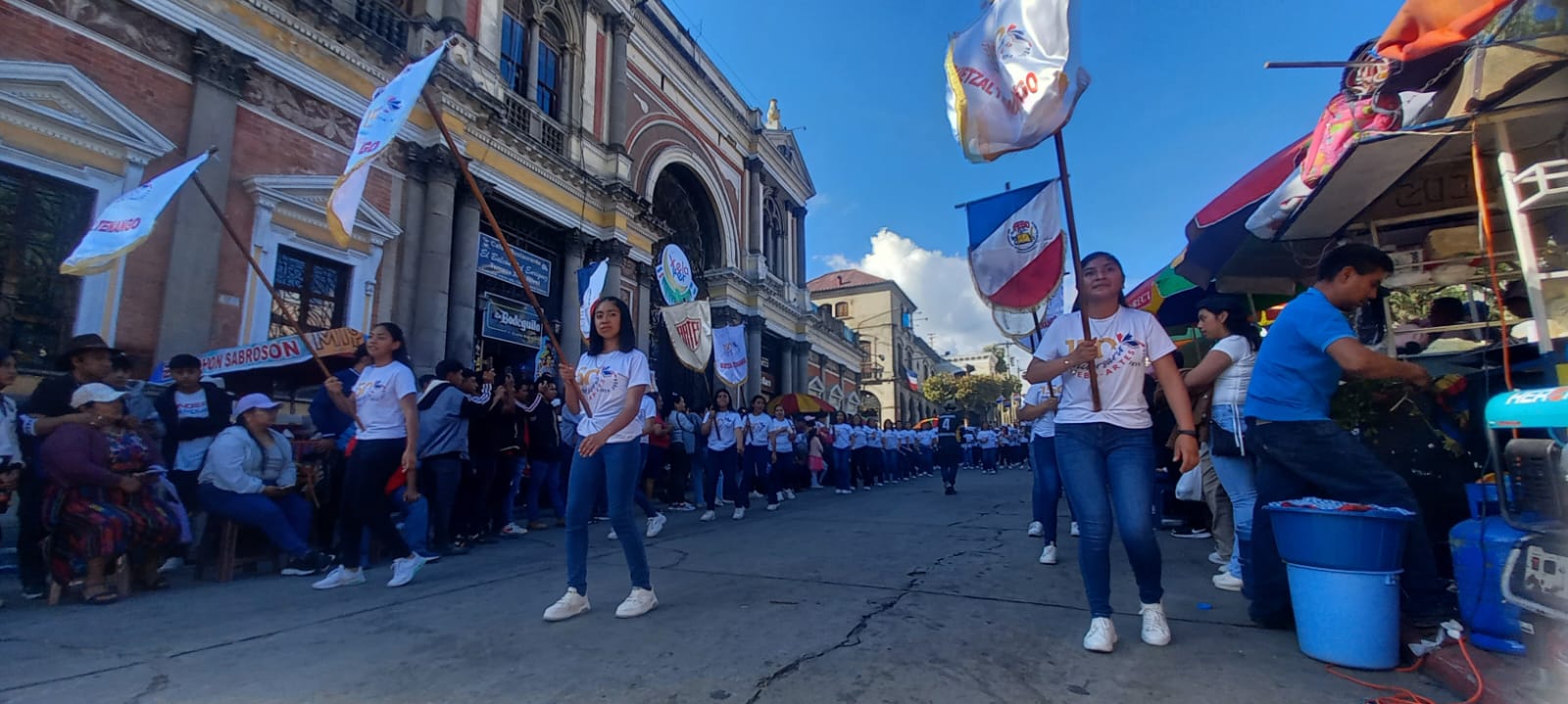 Estudiantes de centros educativos de Quetzaltenango participan en la conmemoración de los 203 años de Independencia. (Foto Prensa Libre: Lucero Sapalú)