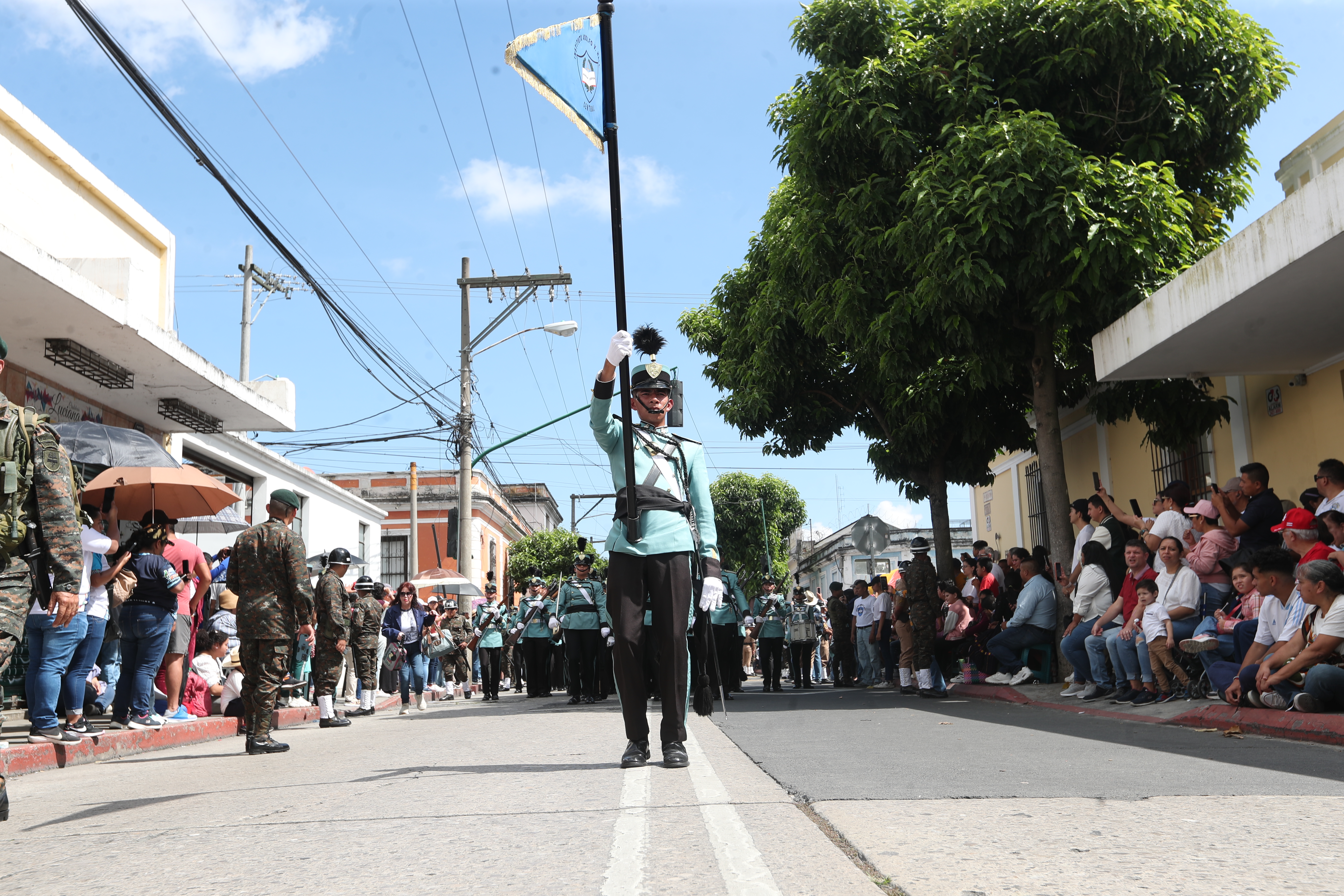 Alumnos del Instituto Adolfo V Hall Central, participan en el desfile que se desarrolla este 15 de septiembre.

Fotografía Prensa Libre: Carmina Montúfar 