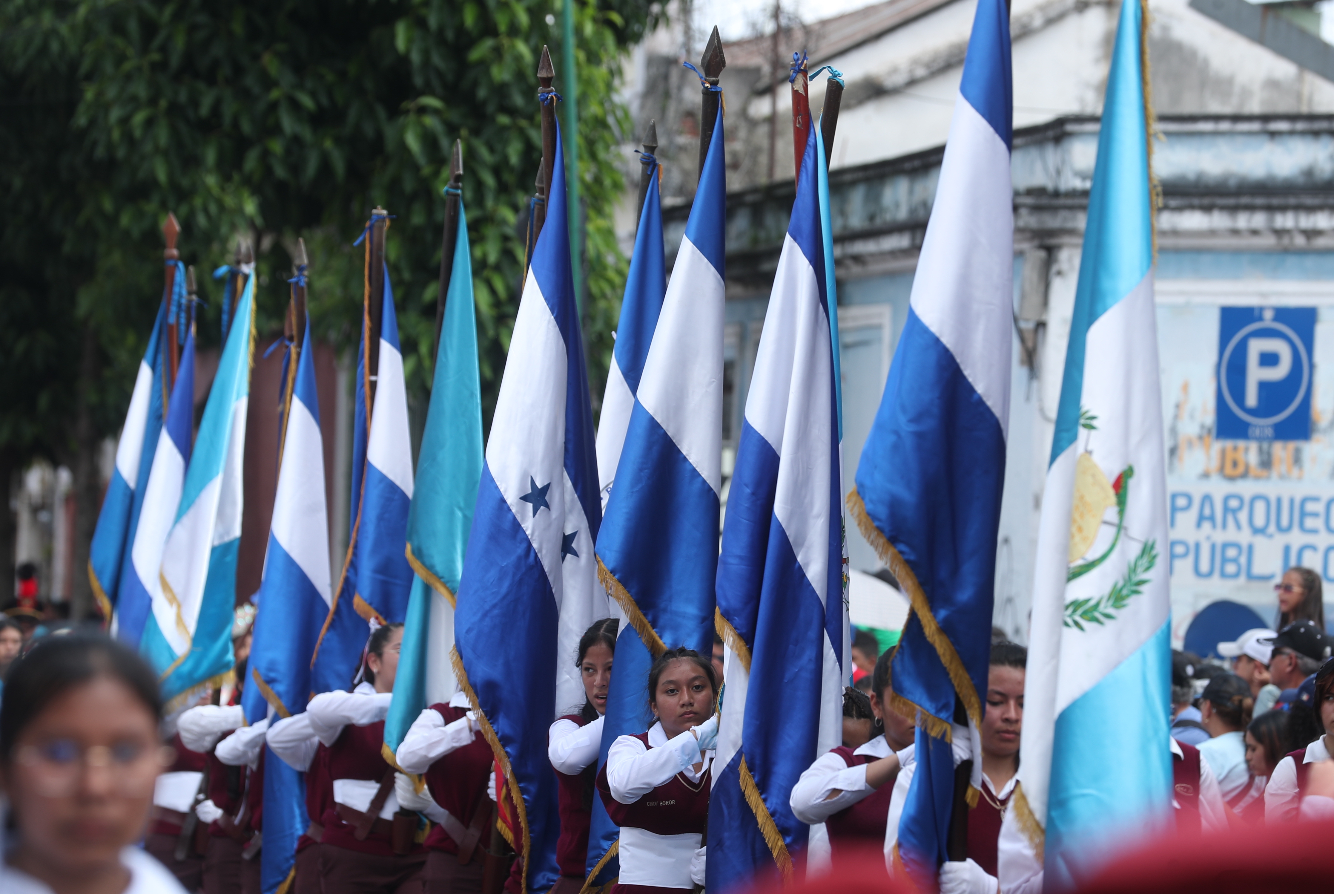 Banderas de Centroamérica encabezadas por la de Guatemala, son portadas por alumnos destacados. 

Fotografía Prensa Libre: Carmina Montúfar