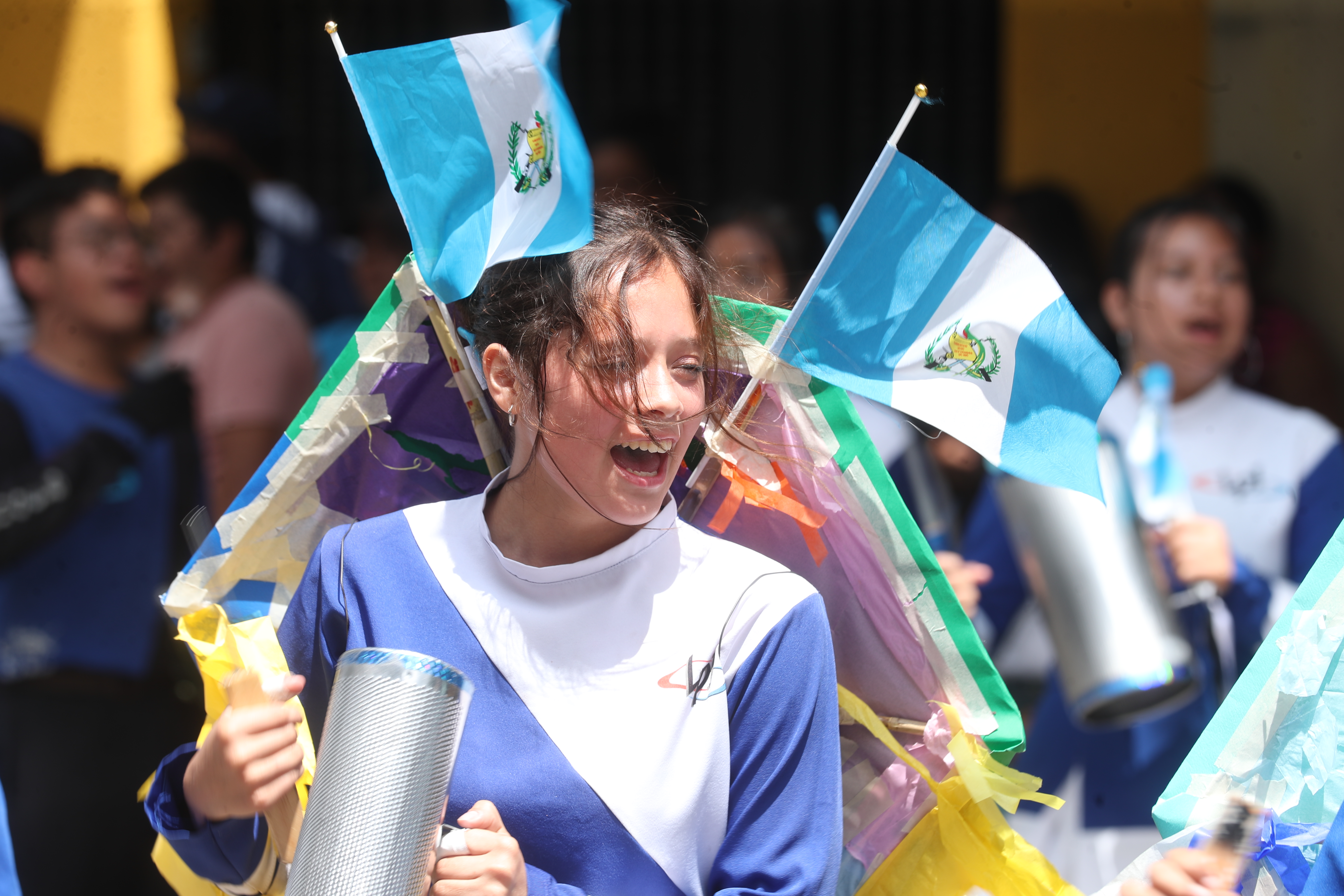 Alumna que integra la banda de su establecimiento, ejecuta con alegría la güira.

Fotografía Prensa Libre: Carmina Montúfar