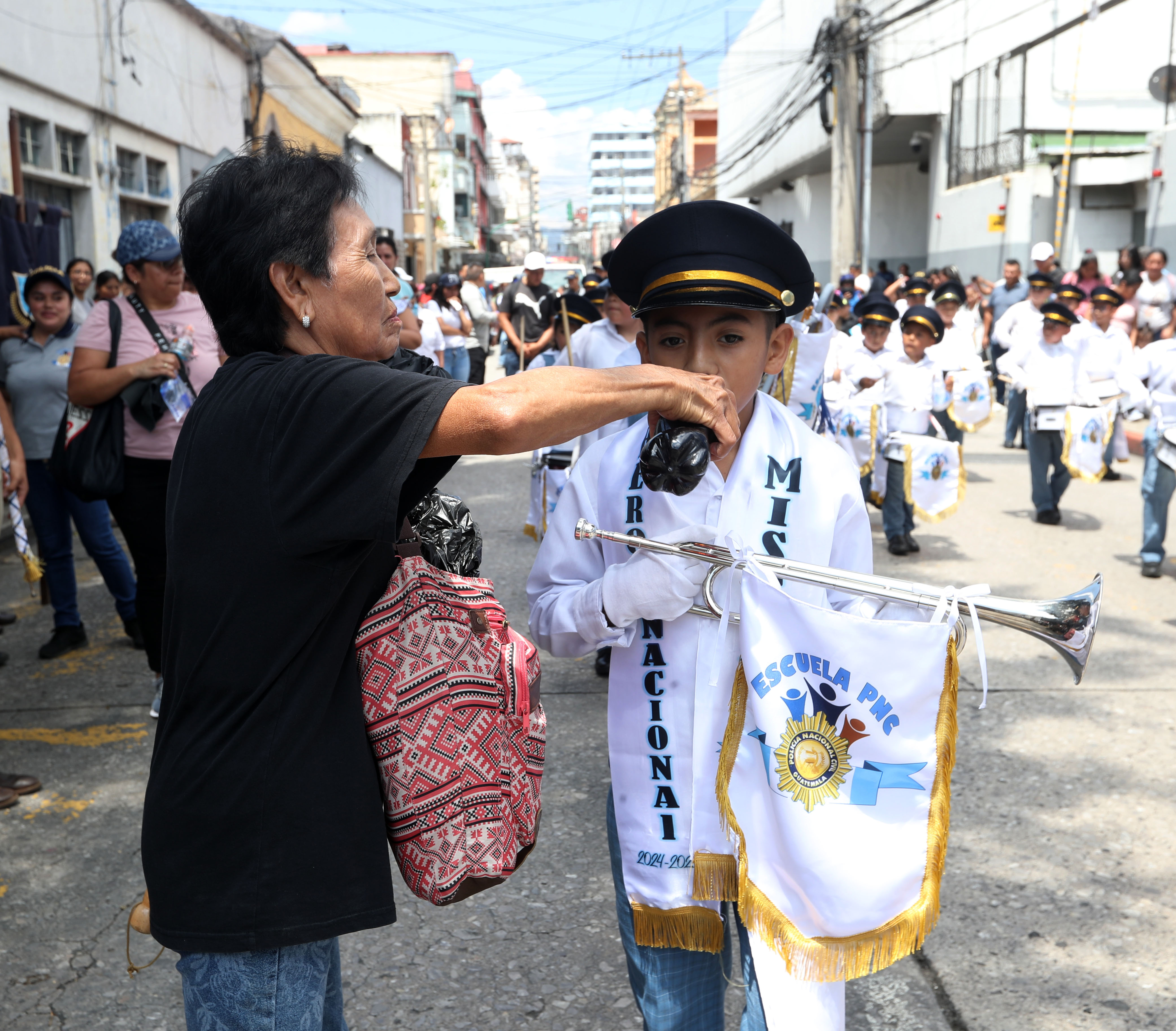 Padres y encargados acompañan a sus hijos para animarlos e hidratarlos durante el recorrido. (Foto Prensa Libre: María Reneé Barrientos Gaytan)