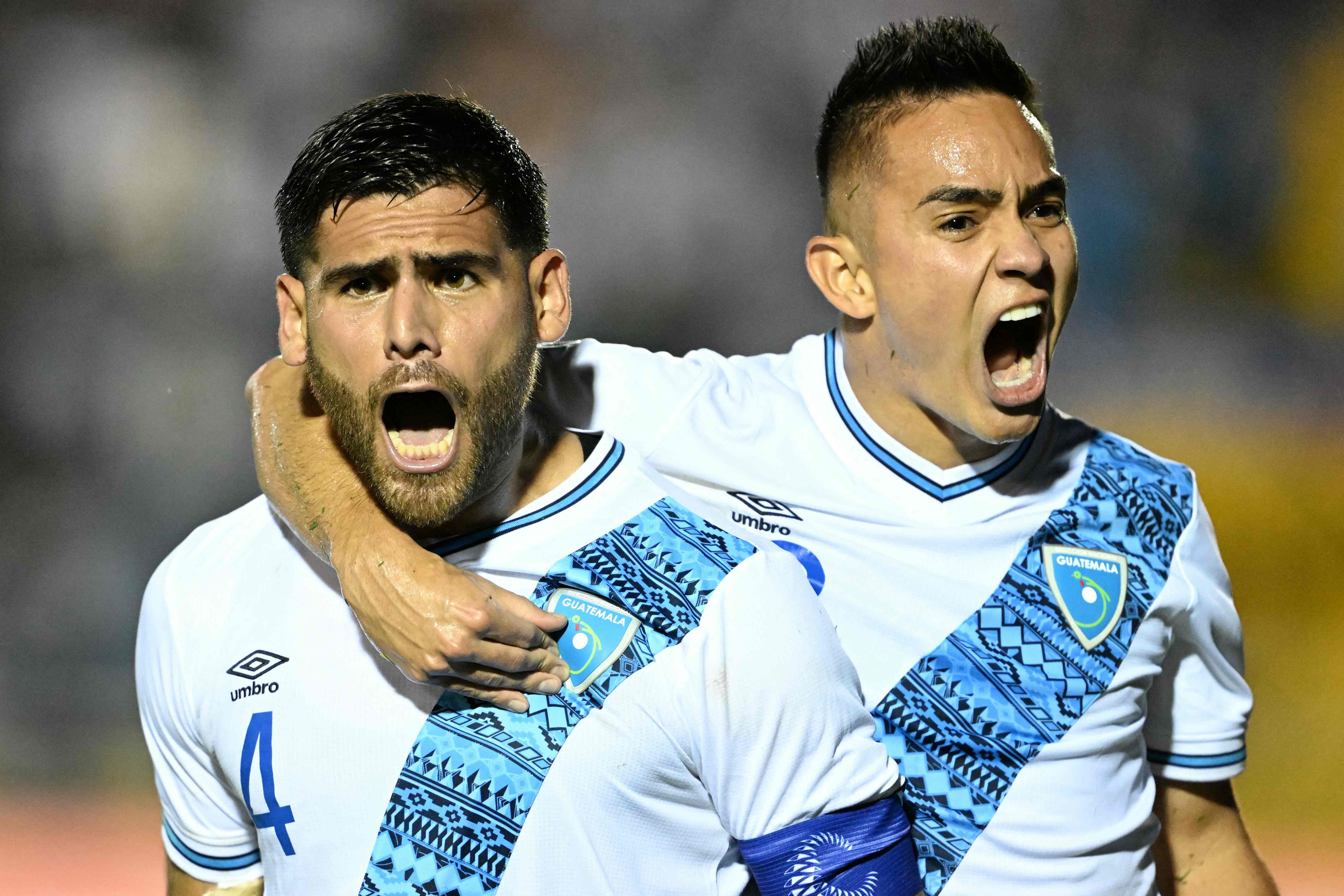 José Carlos Pinto celebrates a goal with Óscar Santis during a match against Panama in League of Nations