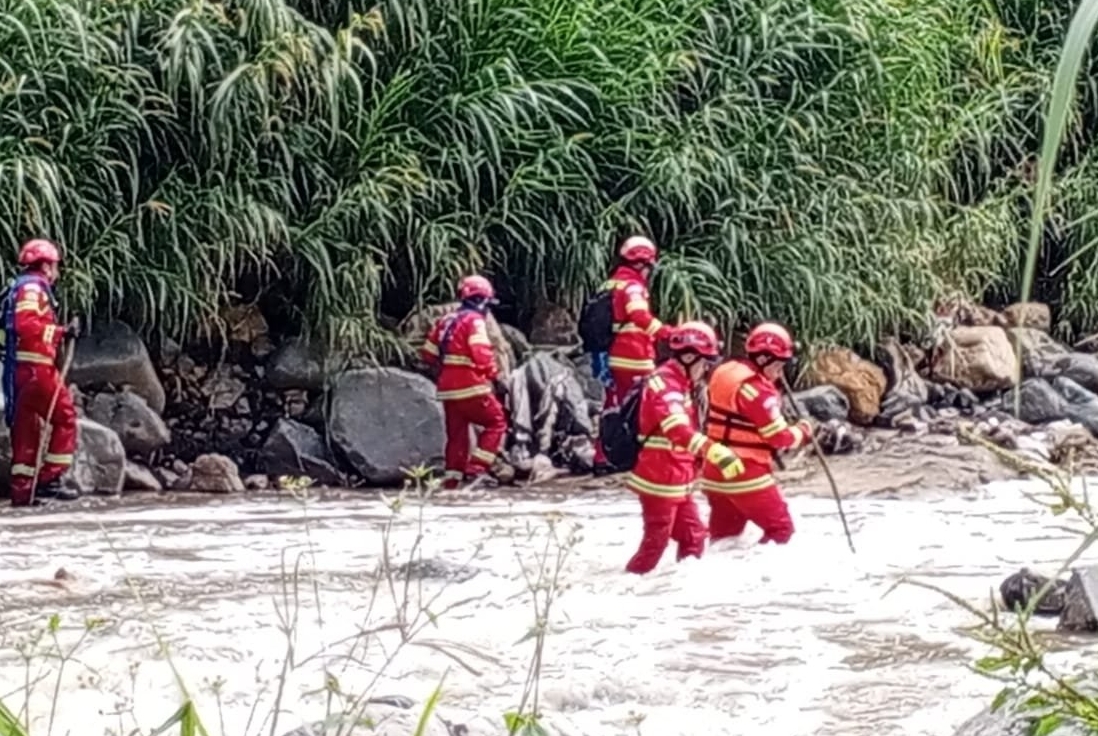 Bomberos reciben aplausos por labor de búsqueda de menor desaparecido en río Las Vacas