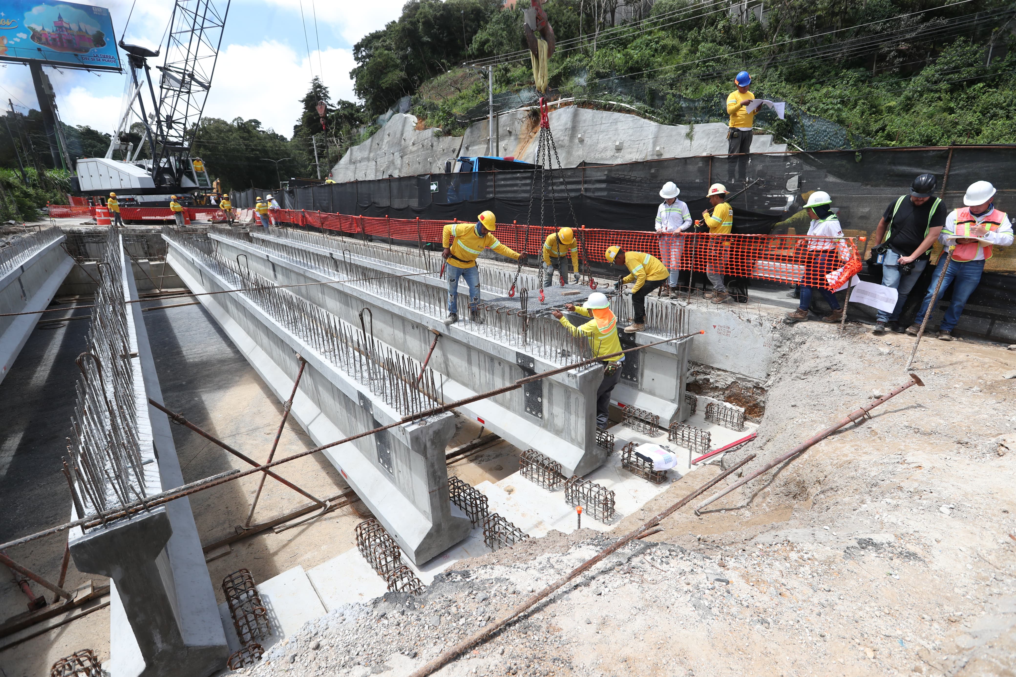 Colocan vigas en carretera a El Salvador como primera etapa del nuevo puente en el km 11.5