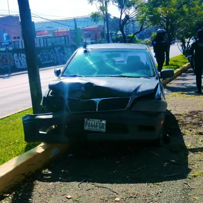 Abandonan vehículo luego de accidente en la calzada Roosevelt