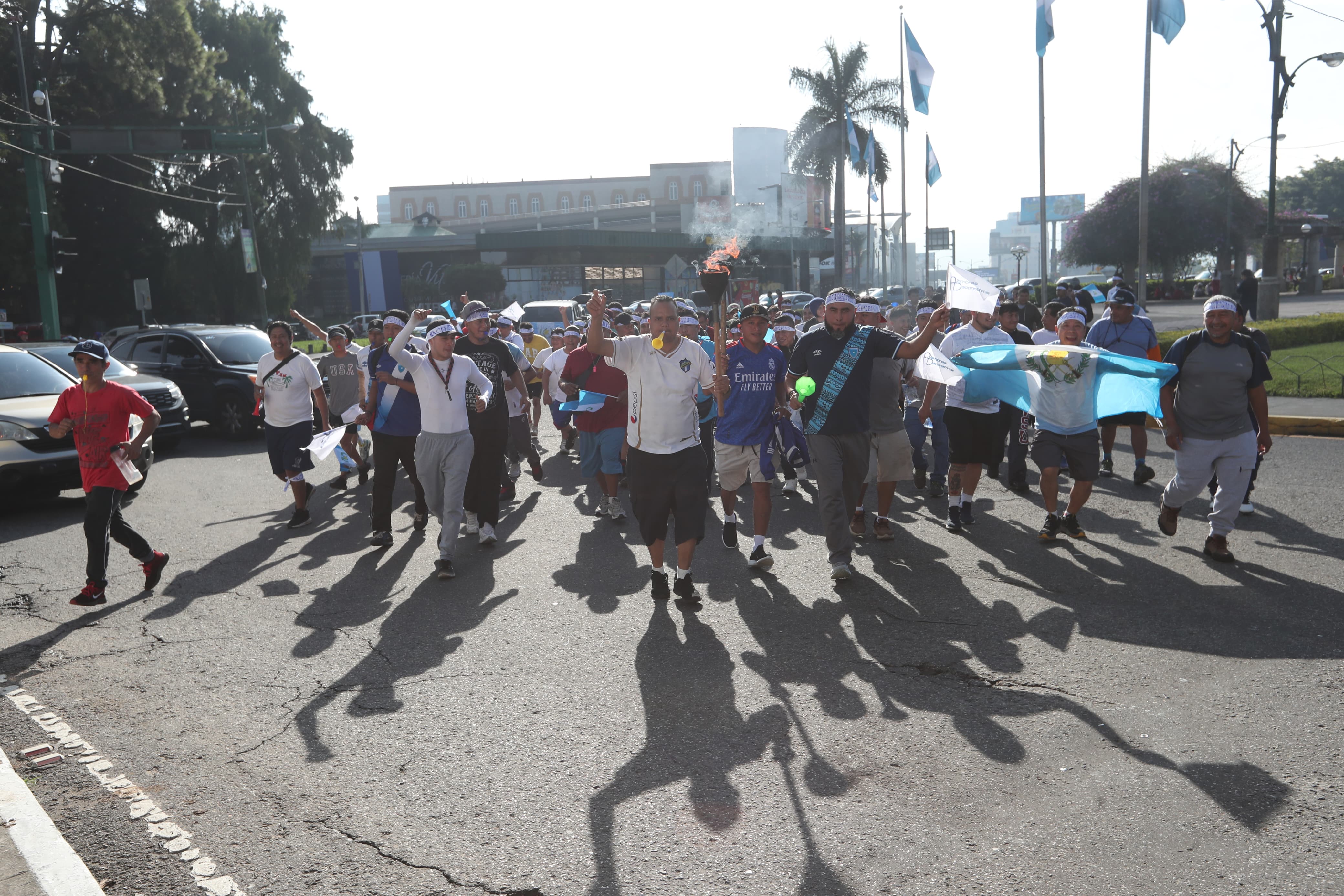 Desde tempranas horas, guatemaltecos se han reunido en el Obelisco para encender el fuego patrio. (Foto Prensa Libre: Érick Ávila)