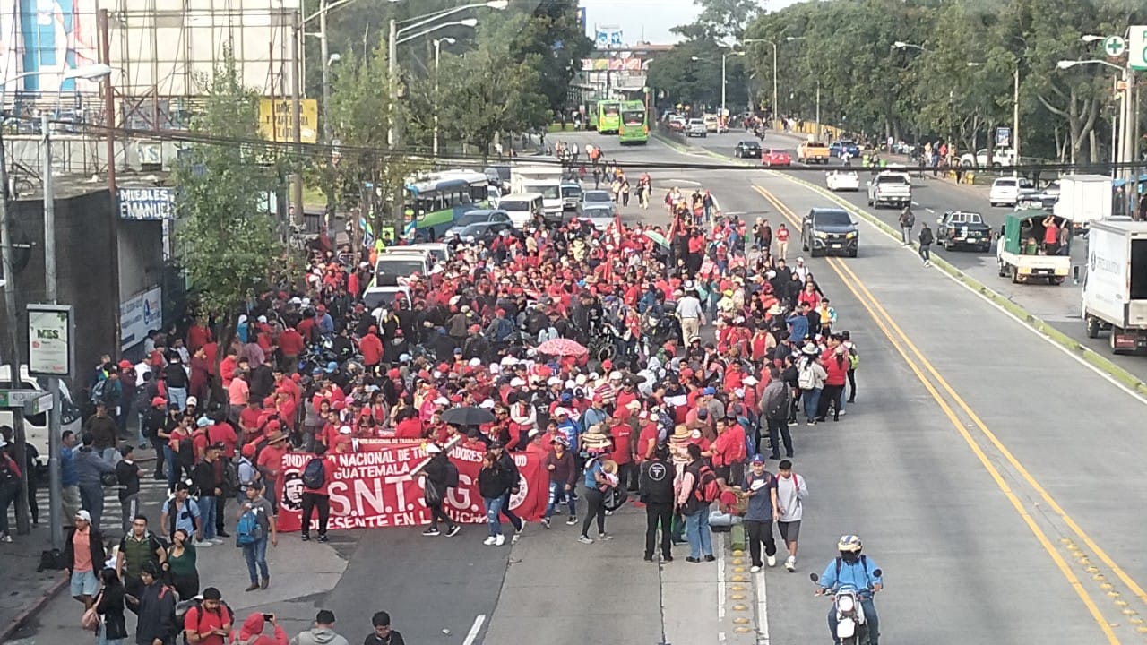 Manifestantes afectan el paso en la avenida Bolívar y se dirigen al Centro Histórico