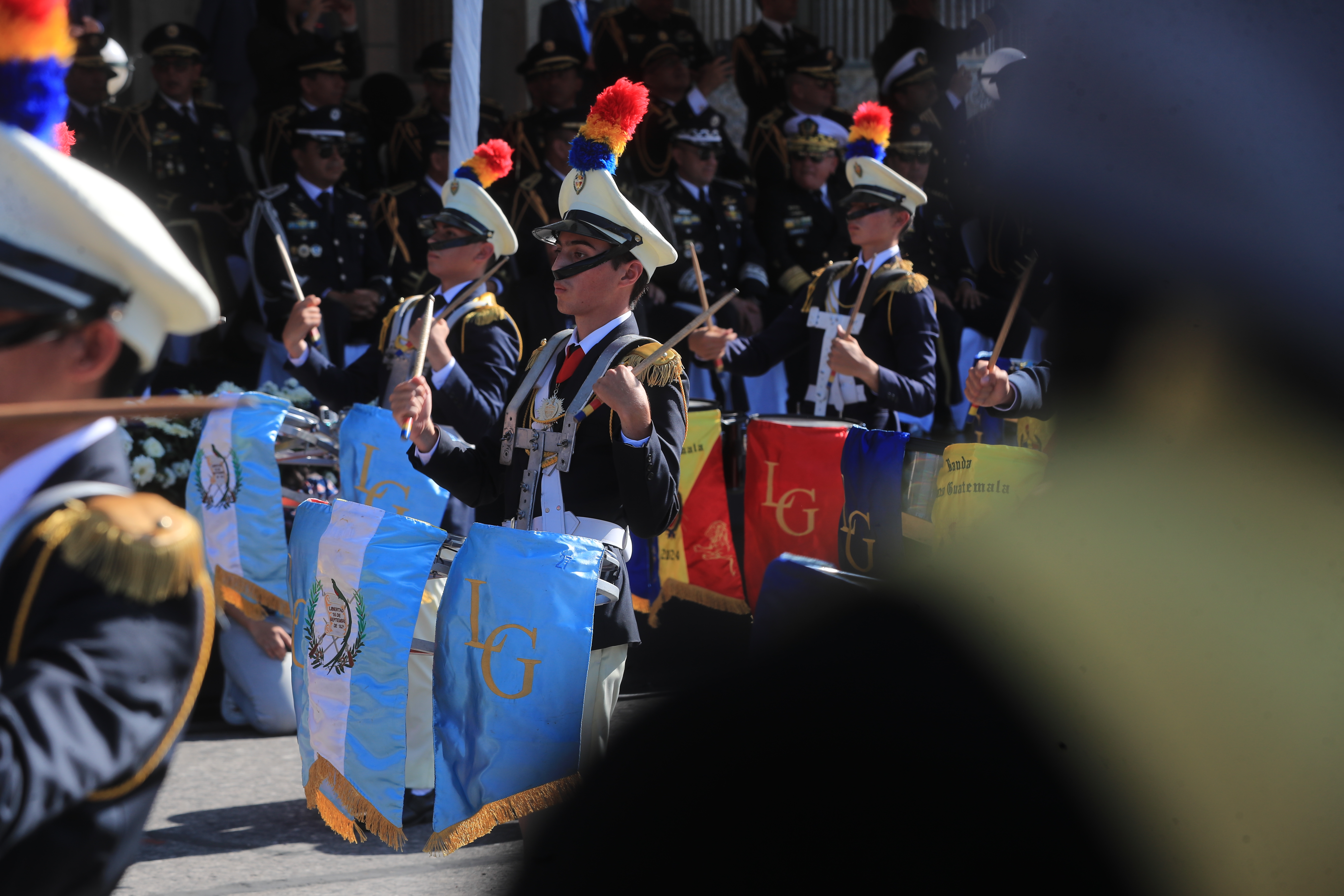 Integrantes de la Banda de Guerra del Liceo Guatemala a su paso frente al Palacio Nacional. 

Fotografía Prensa Libre: Oscar Vásquez Mijangos