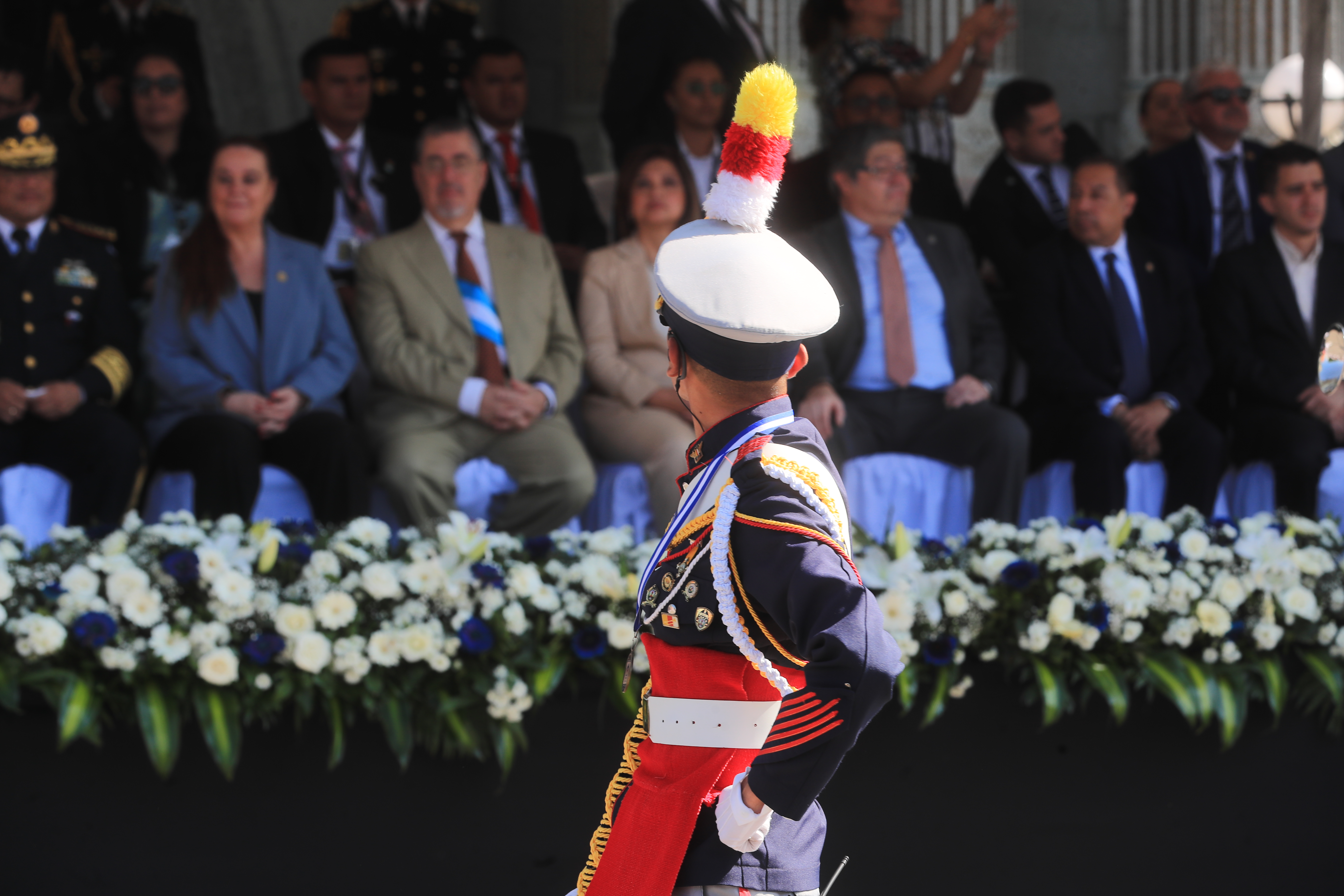 Comandante de Banda de Guerra del Colegio Liceo Guatemala, realiza saludo a las autoridades de Gobierno Central.

Fotografía Prensa Libre: Oscar Vásquez Mijangos