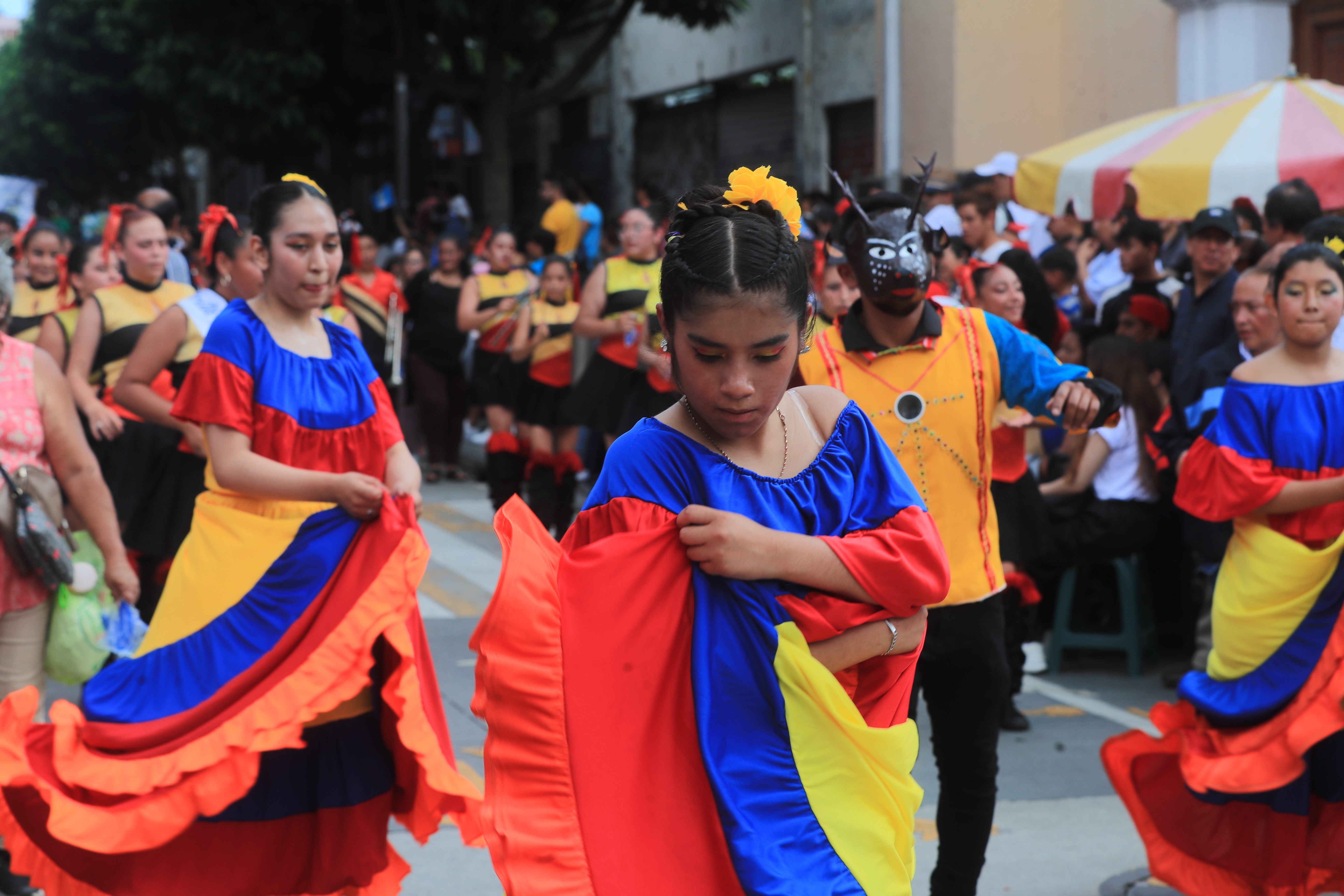 Estudiantes bailan y modelan su traje en el desfile que recorre el Centro Histórico de Guatemala.

Fotografía Prensa Libre: Oscar Vásquez Mijangos