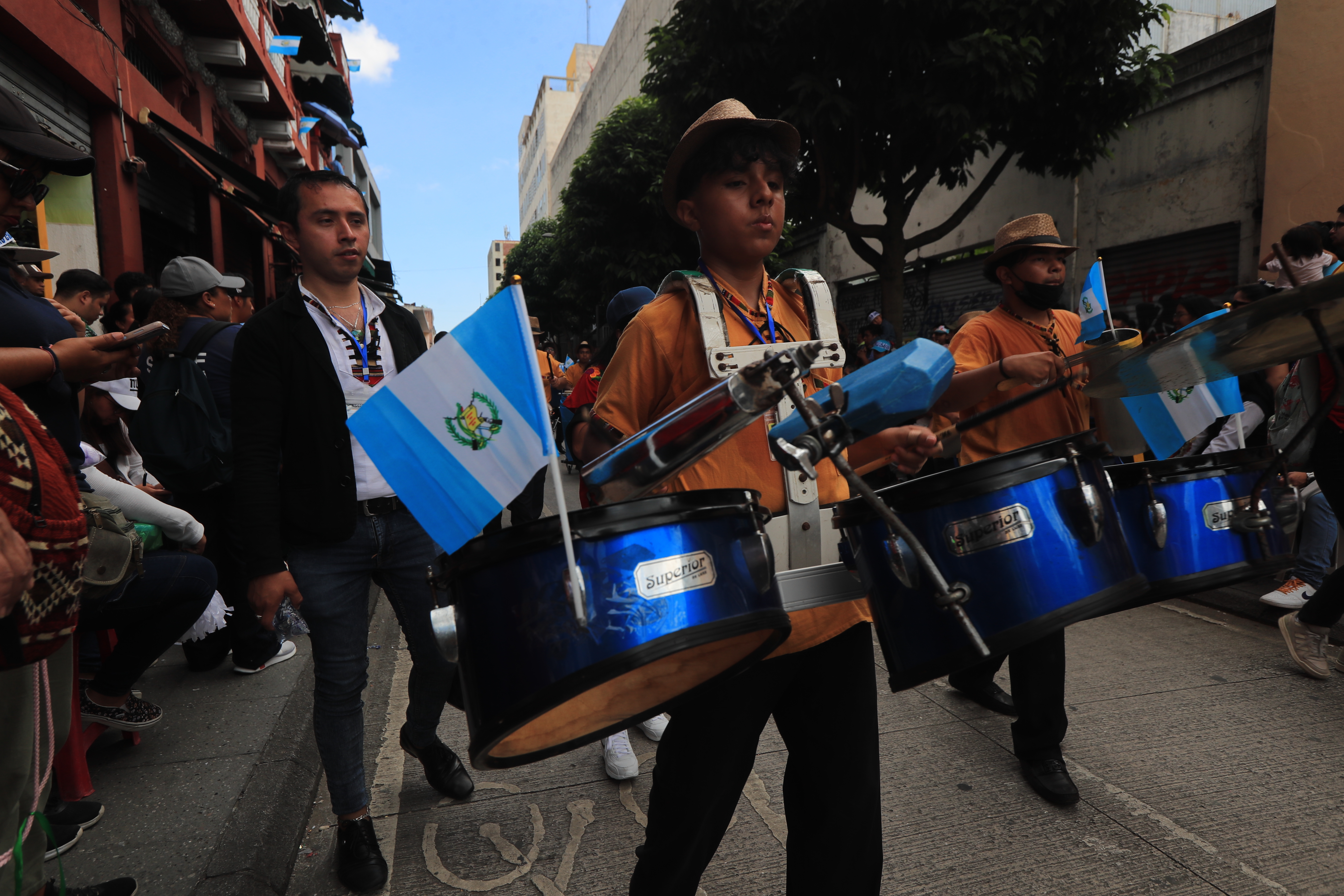 Tarolas, tripletas, banderas de Guatemala y vestimenta colorida, se observa en el desfile de este 15 de septiembre. 

Fotografía Prensa Libre: Oscar Vásquez Mijangos