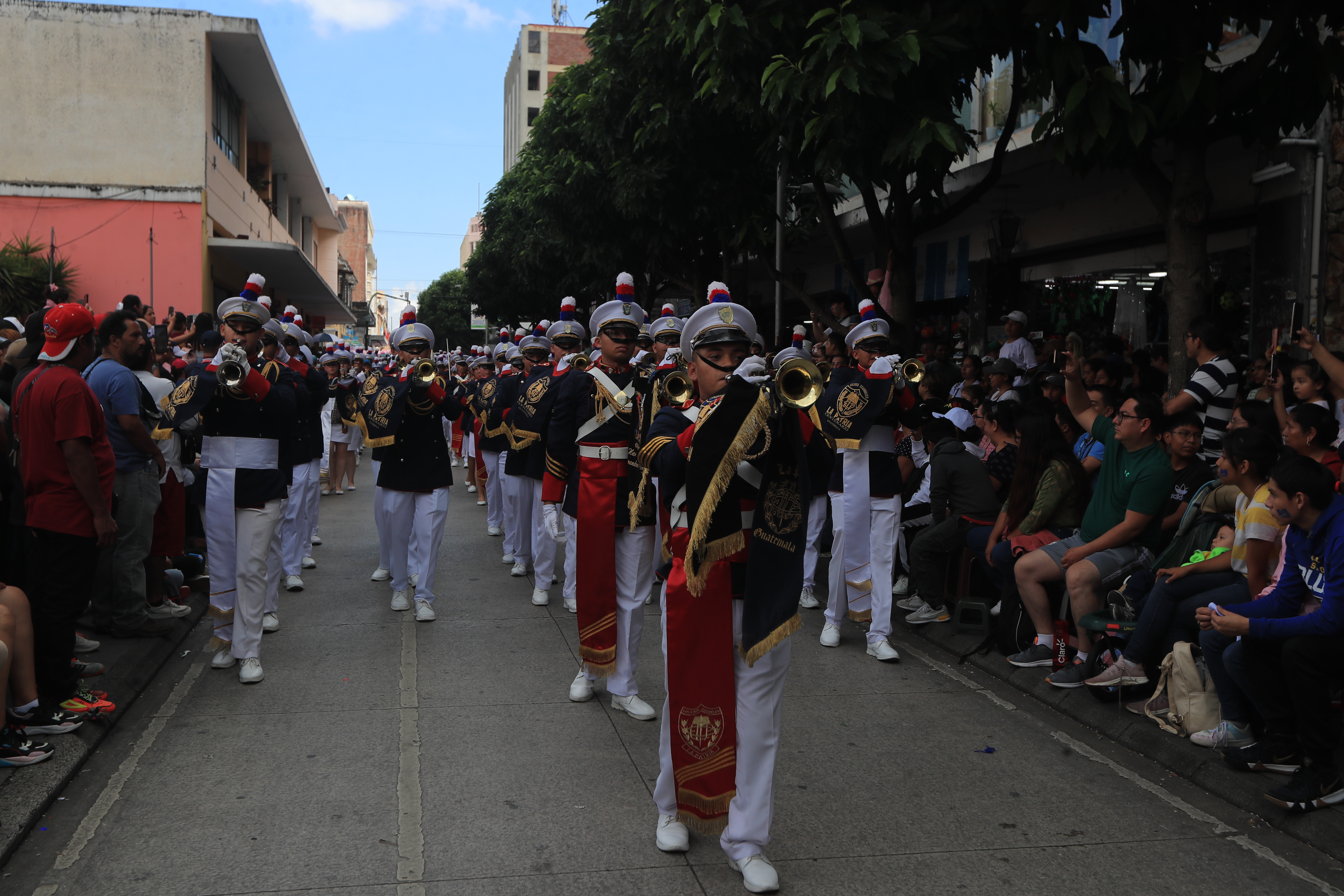 Banda del Colegio la Patria a su paso por la sexta avenida de la zona 1 capitalina. 

Fotografía Prensa Libre: Oscar Vásquez Mijangos