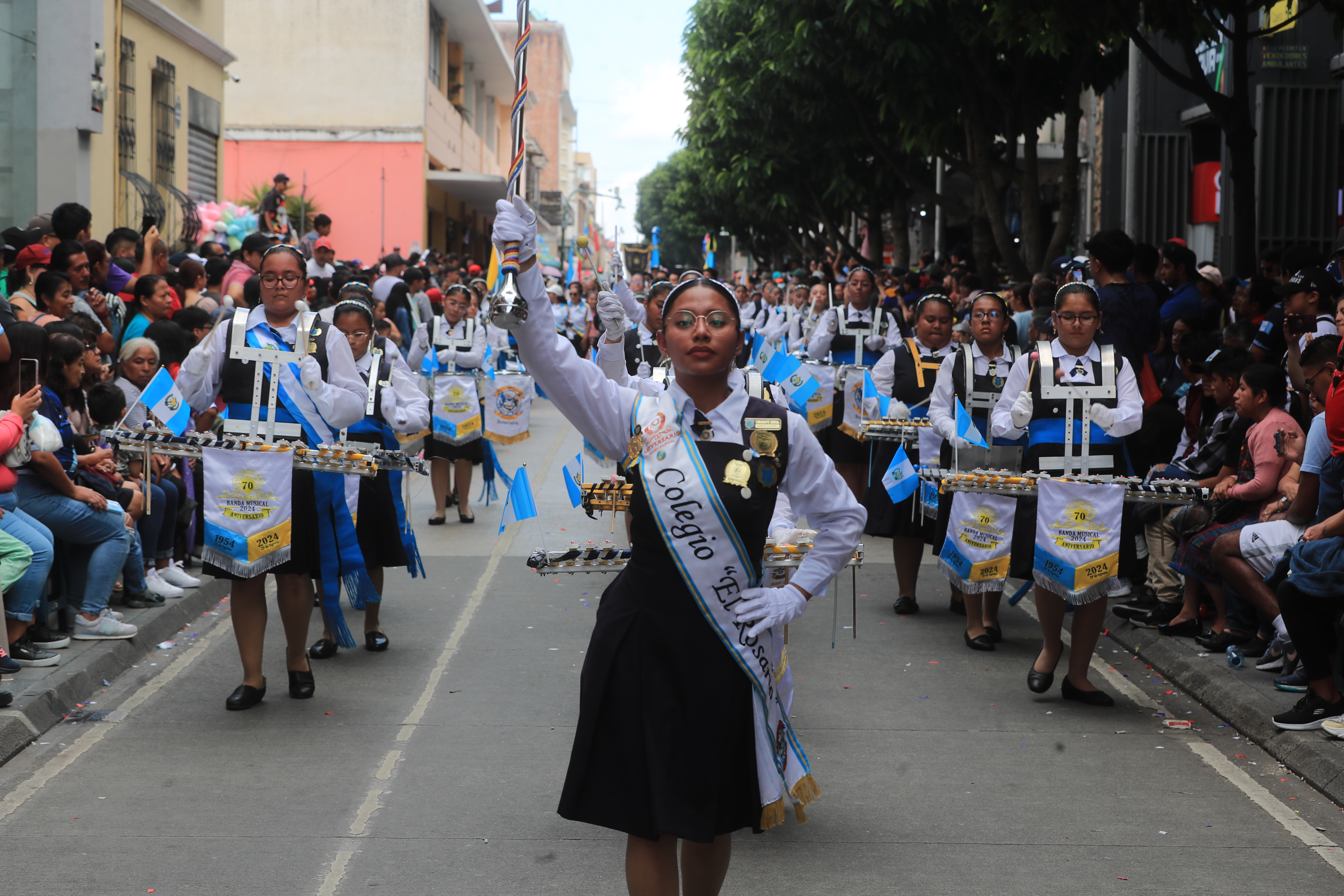 Alumnas que integran la banda del Colegio el Rosario, son lideradas por la Comandante General. 

Fotografía Prensa Libre: Oscar Vásquez Mijangos